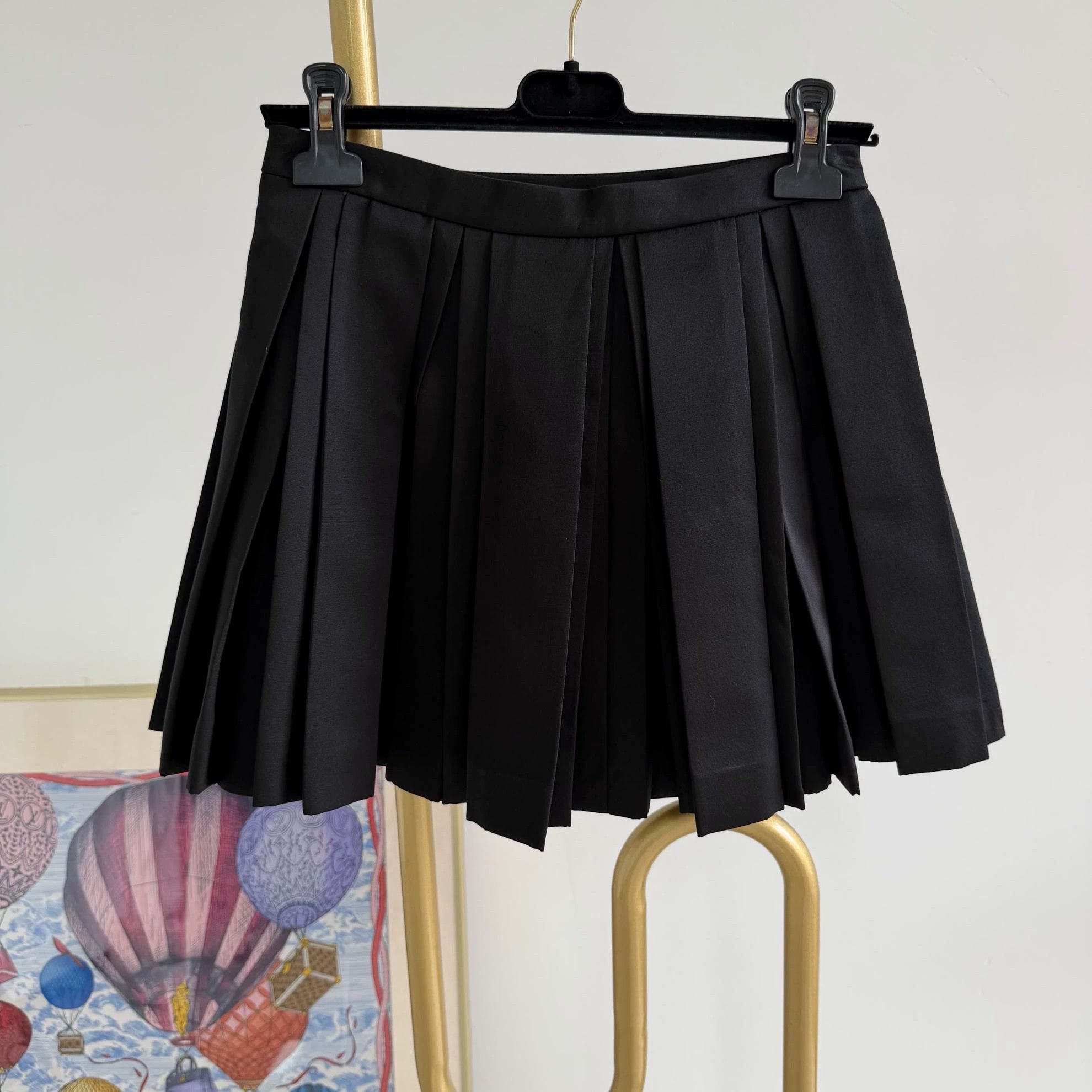 Louis Vuitton Louis Vuitton women's black pleated skirt 36 6898 Size 26" / US 2 / IT 38 - 2 Thumbnail