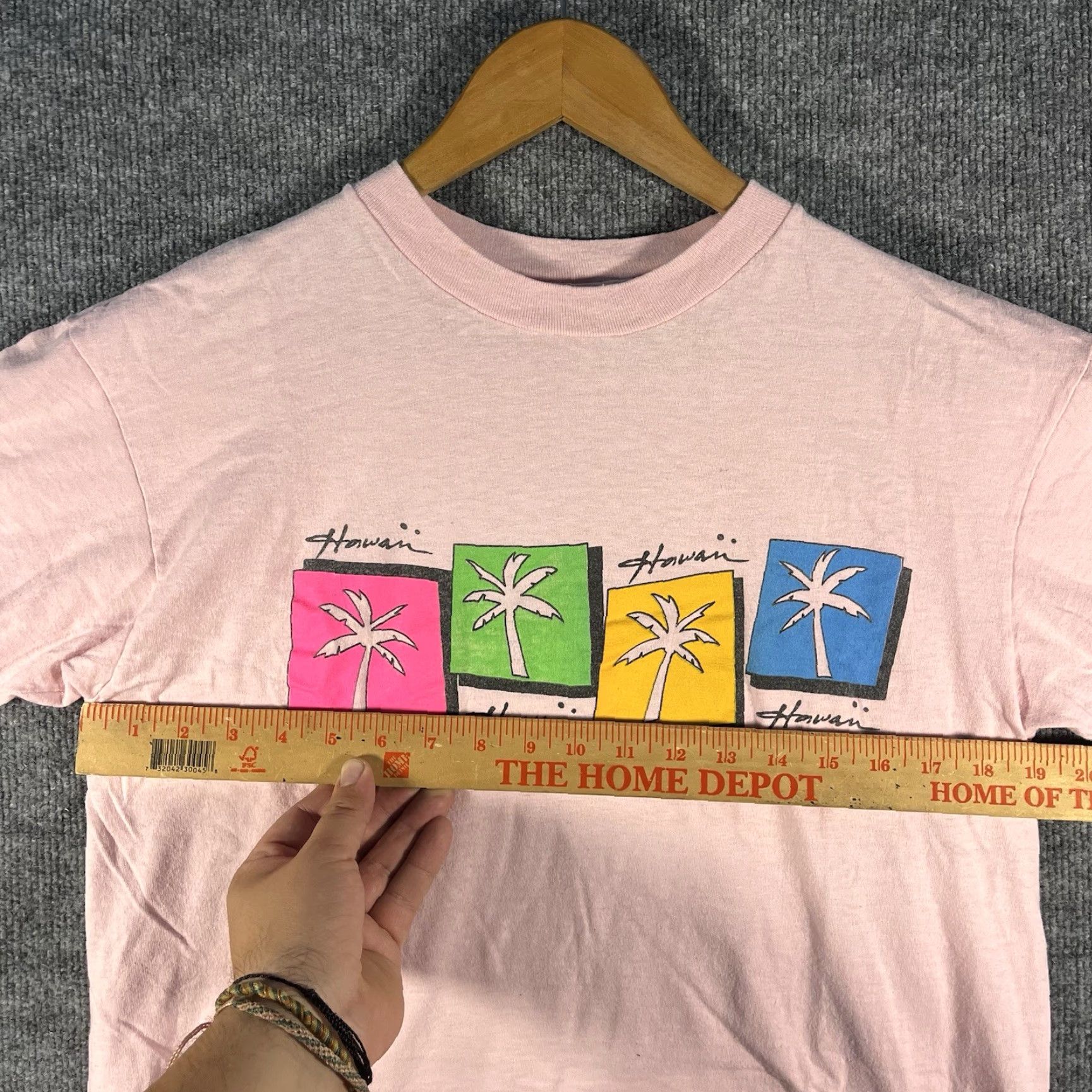Hanes VINTAGE Hanes T-Shirt Hawaiian Tropical Floral 80s 90s Beach Rainbow Pink Large Adult Unisex Crew Neck Short Sleeve USA Mens Womens Size US L / EU 52-54 / 3 - 6 Thumbnail