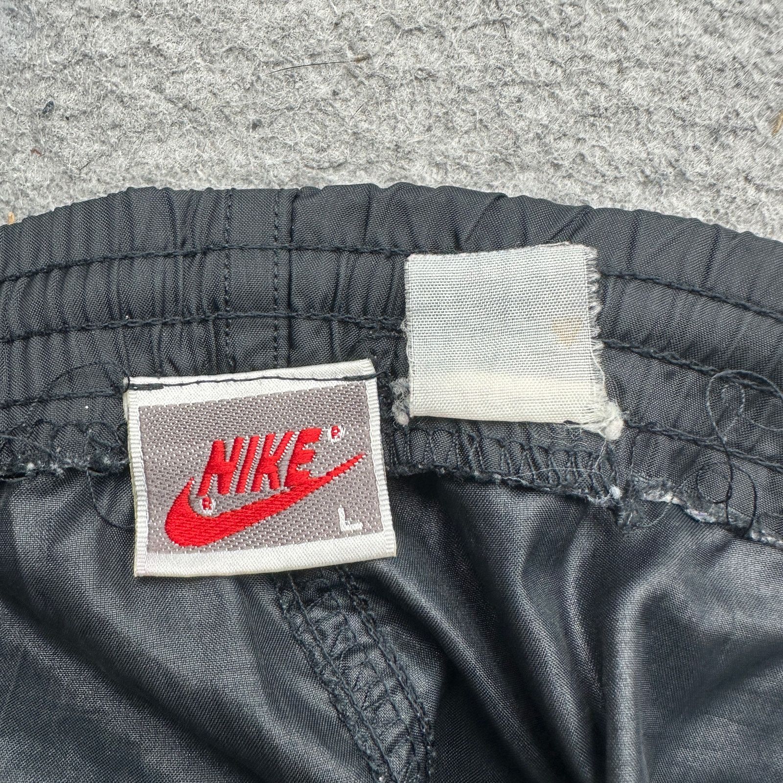 Nike Vintage 90s Nike Gray Tag Windbreaker Pants Mens Large Black Size US 35 - 2 Thumbnail