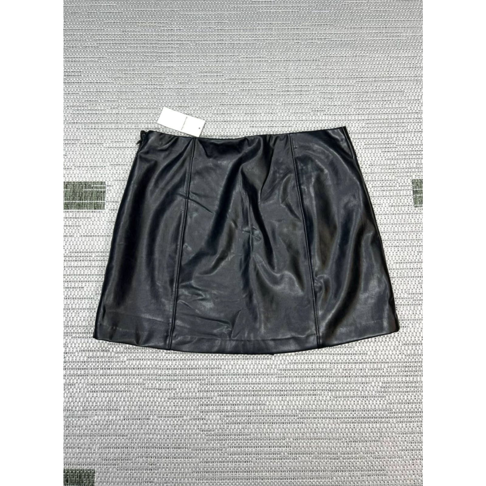 Abercrombie & Fitch Abercrombie & Fitch Mini Skirt Women Medium Black Faux Leather Side Zip Size 32" / US 10 / IT 46 - 2 Thumbnail