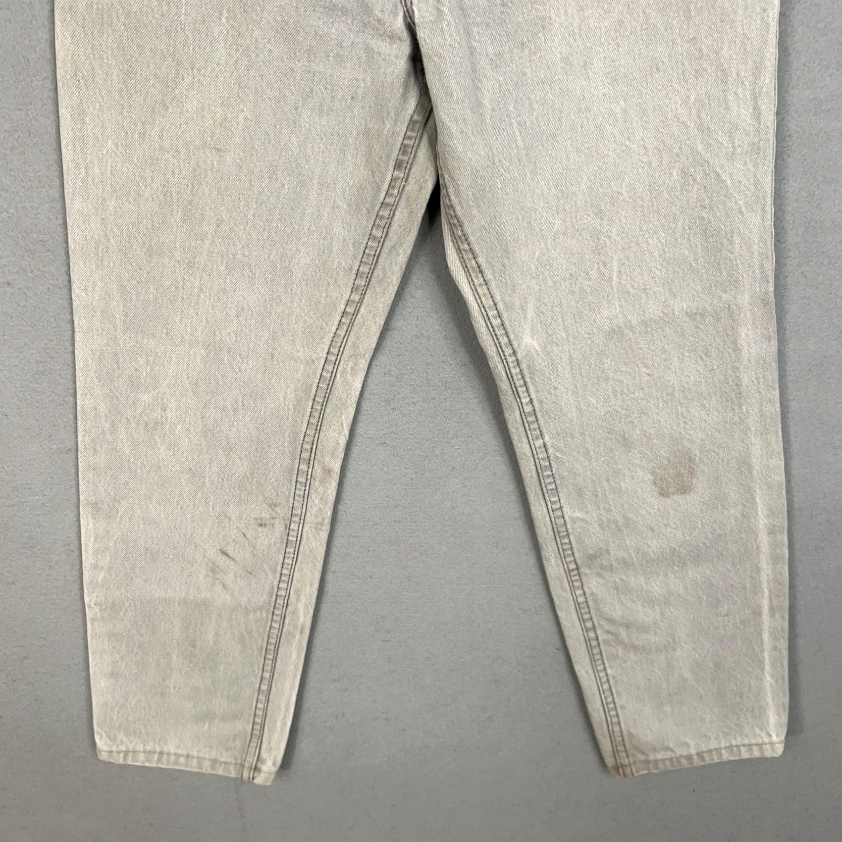 Levi's VINTAGE Levi's Jeans Womens 6 White Tab High Rise Tapered Mom Fit Crop US 90s Distressed Cropped Jeans Womens 6 (Gray) Black Friday not needed Size 28" / US 6 / IT 42 - 3 Thumbnail