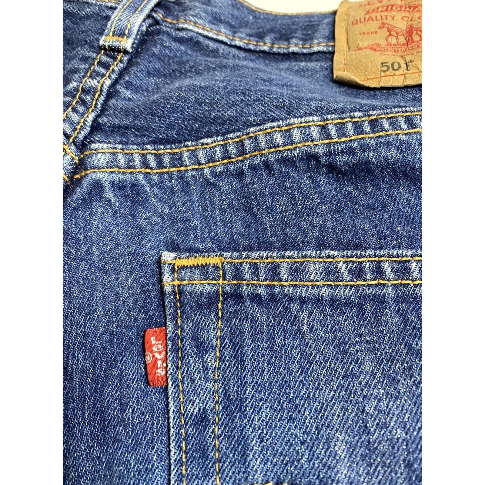 Levi's VINTAGE Levi's 501 Jeans Men's Medium Wash 33x30 90s Blue Denim Straight 5-Pocket Mens Size US 33 - 7 Thumbnail