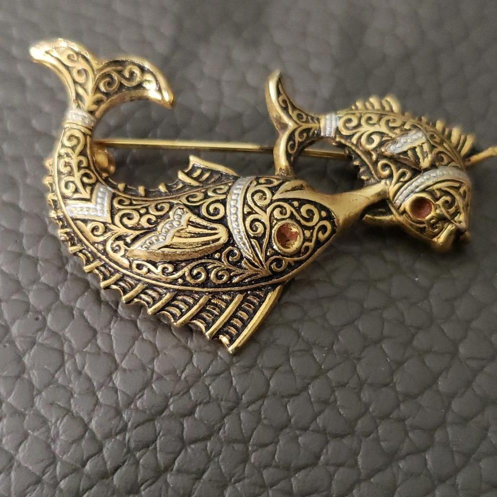 Designer Vintage Damascene Brooch Swordfish spearing Small Fish Size ONE SIZE - 4 Thumbnail