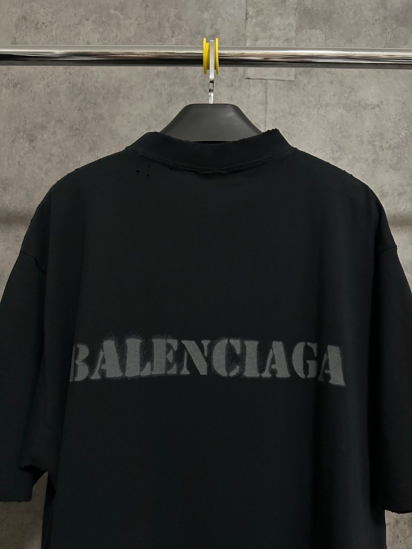 Balenciaga Balenciaga Blurred Logo Short Sleeve T-Shirt Size US S / EU 44-46 / 1 - 5 Thumbnail
