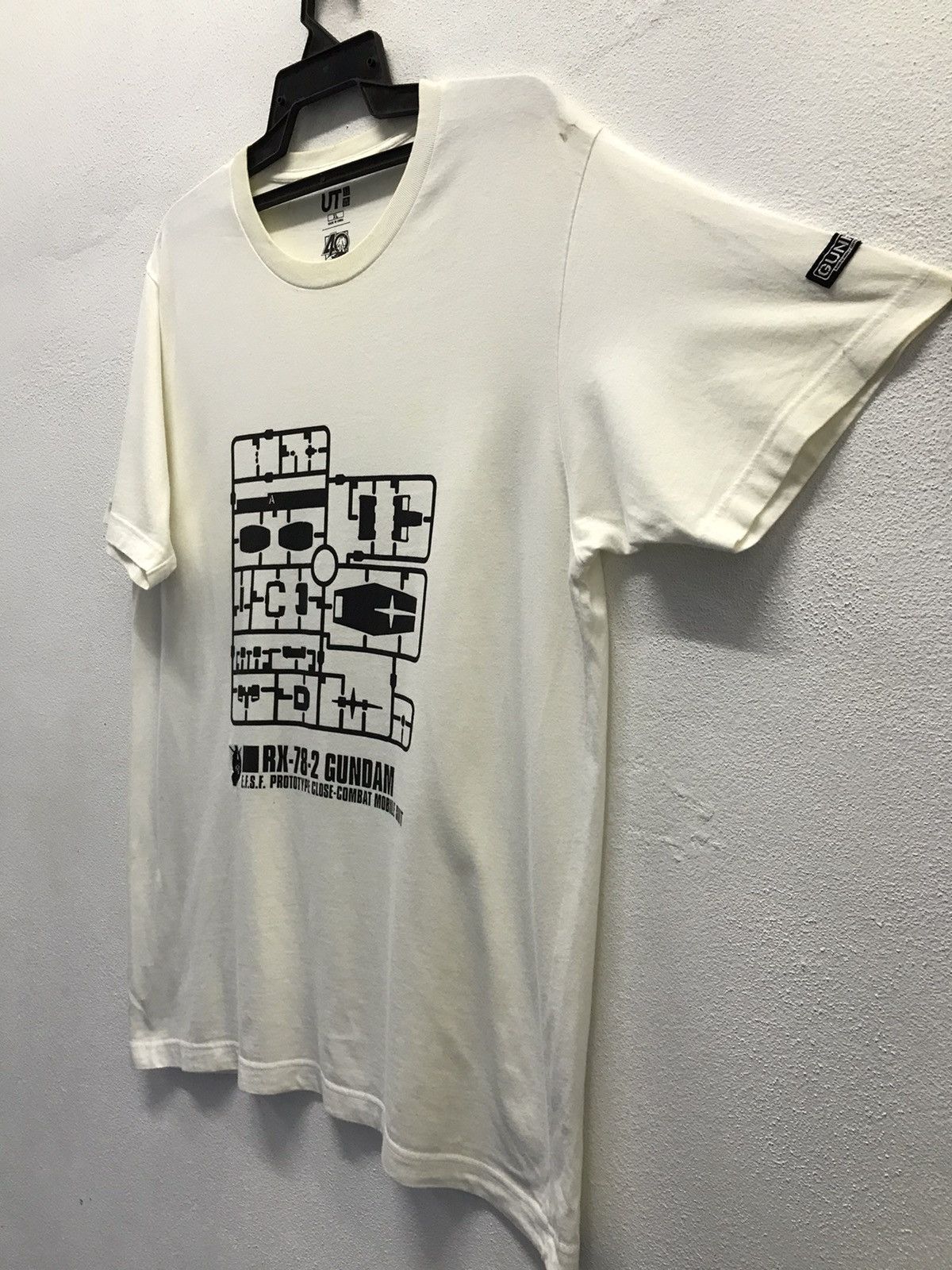 Anime × Japanese Brand × Uniqlo Vintage Uniqlo 40th Anniversary Gunpla RX-78-2 Gundam Shirt Size US XL / EU 56 / 4 - 4 Thumbnail