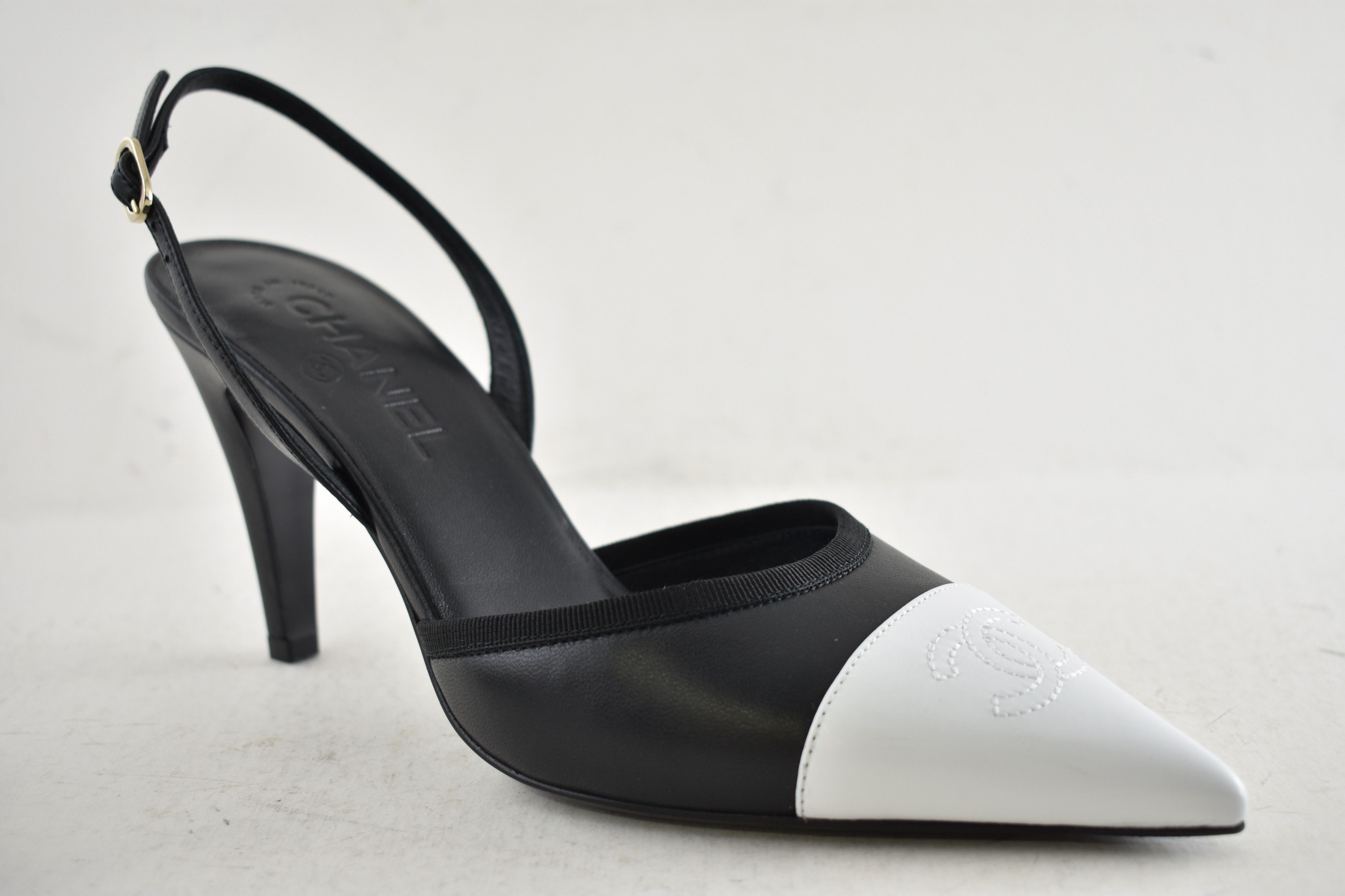 Chanel 26P White CC Logo Pointed Toe Slingback Mule Heel Pump 39.5 Size US 9.5 / IT 39.5 - 5 Thumbnail