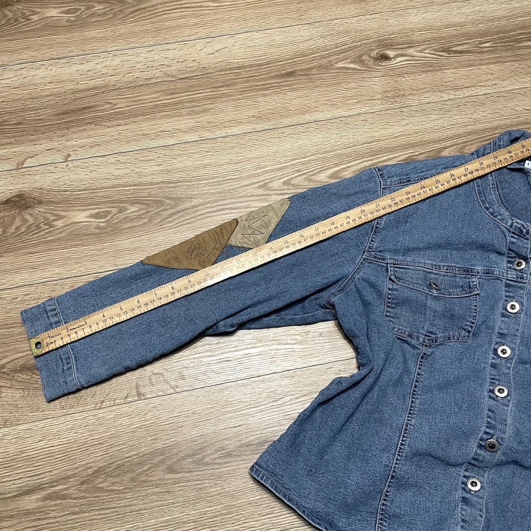 Vintage VINTAGE Carolina Women's Plus Denim Shirt Blue Stretch Floral Embroidered Button-Up Size 20 Size 3XL / US 20-22 - 7 Thumbnail
