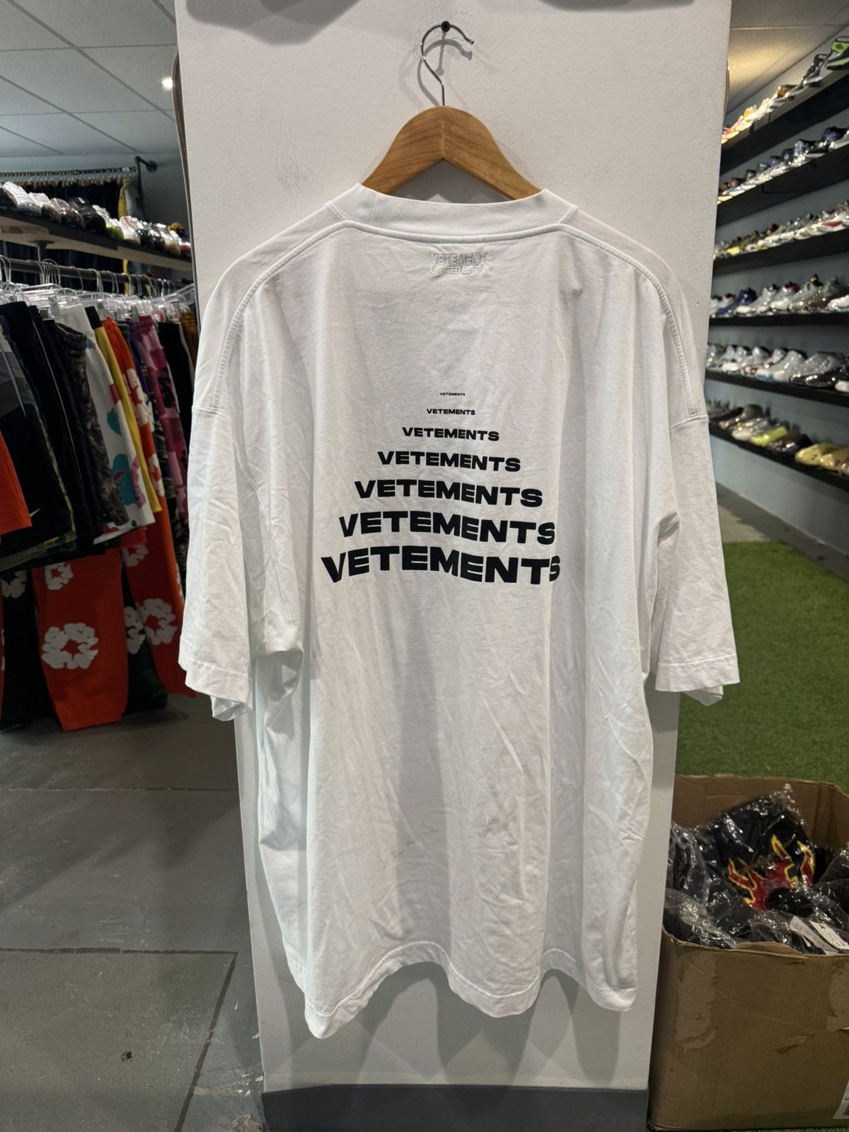 Vetements Vetements Pyramid Tee White Size US L / EU 52-54 / 3 - 5 Thumbnail