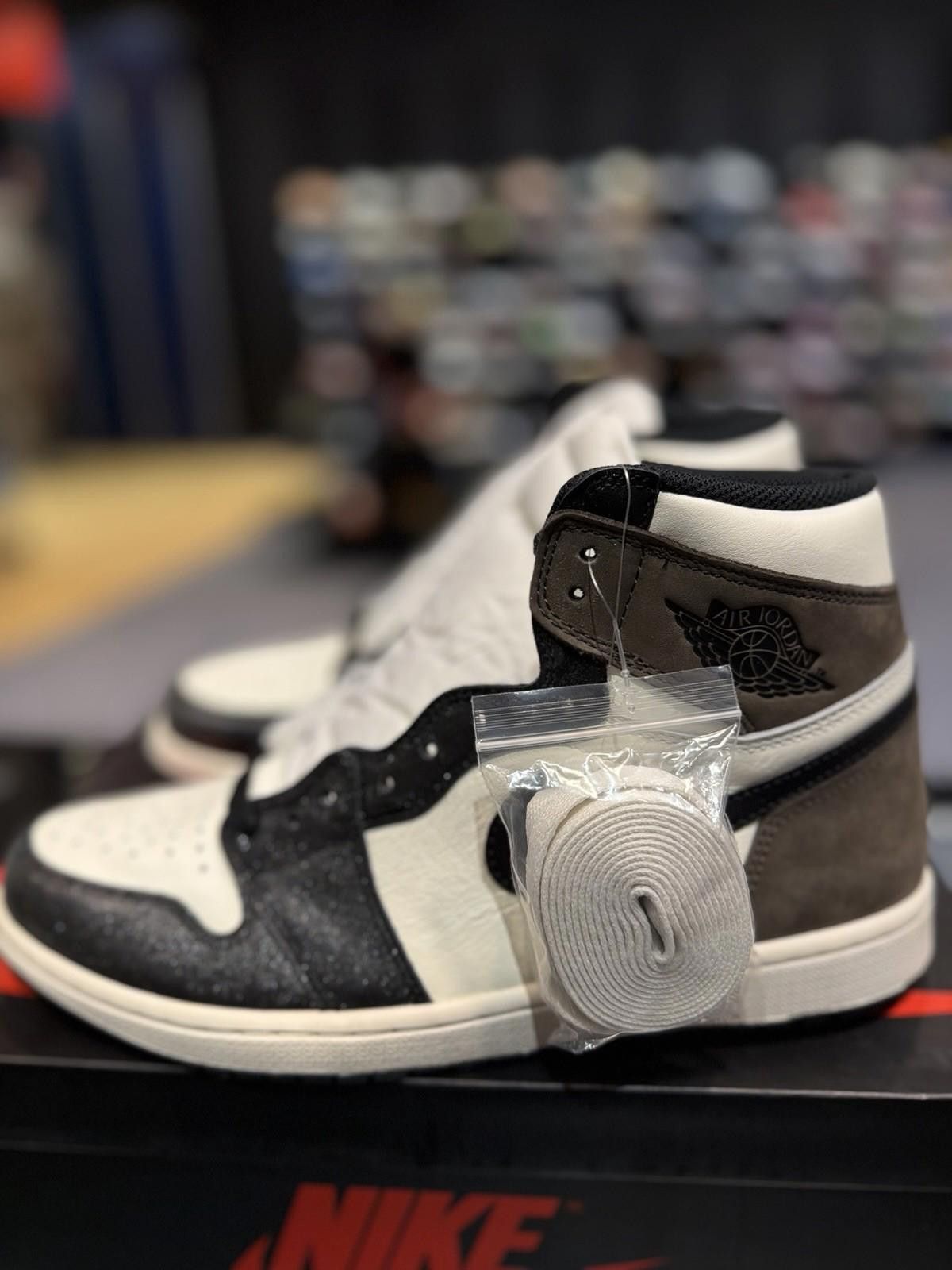 Jordan Brand Size 10.5 - Jordan 1 Retro OG High Dark Mocha (555088 105) Size US 10.5 / EU 43-44 - 8 Thumbnail