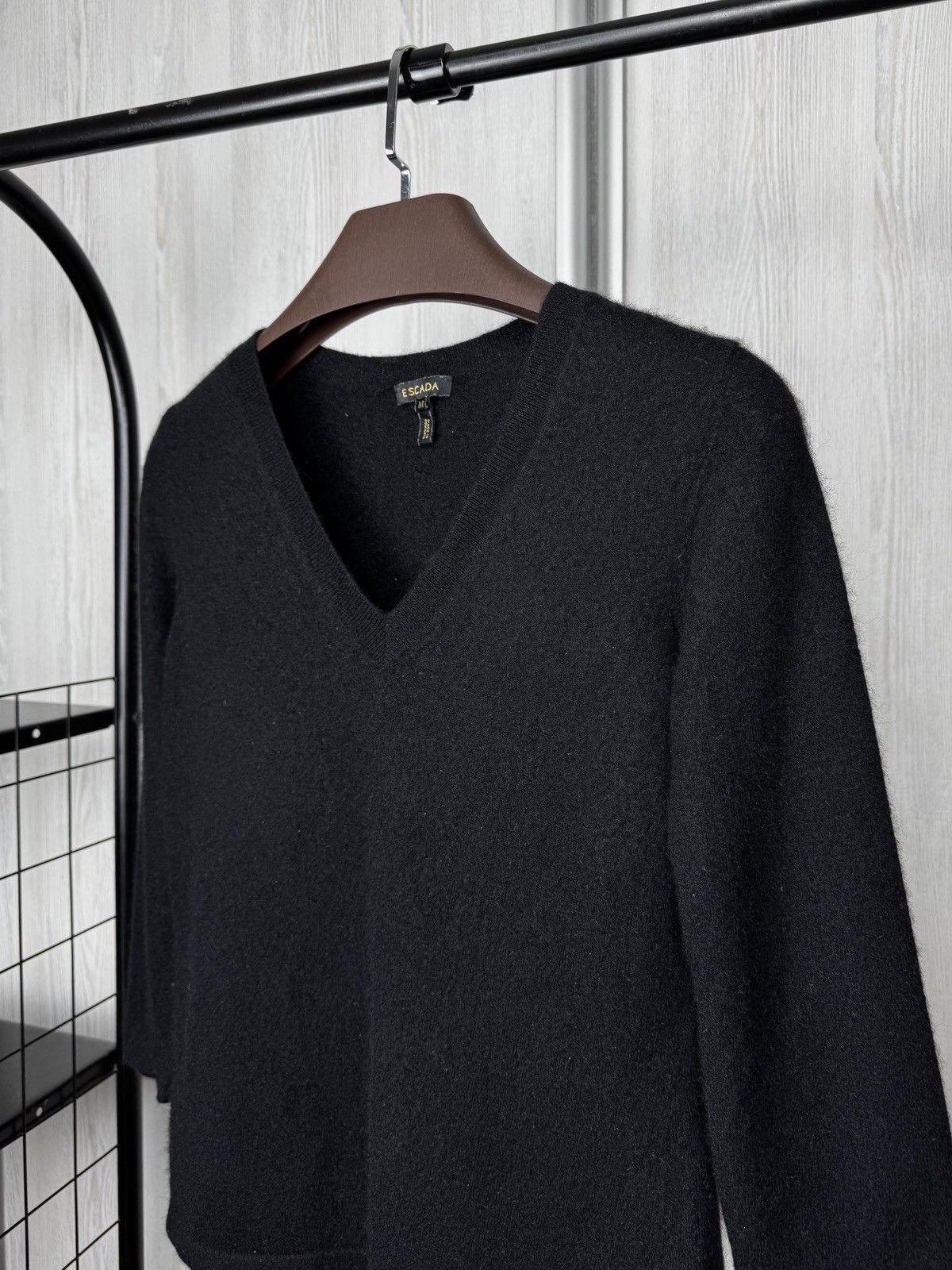 Escada Escada black pure cashmere v-neck sweater size M Size M / US 6-8 / IT 42-44 - 4 Thumbnail