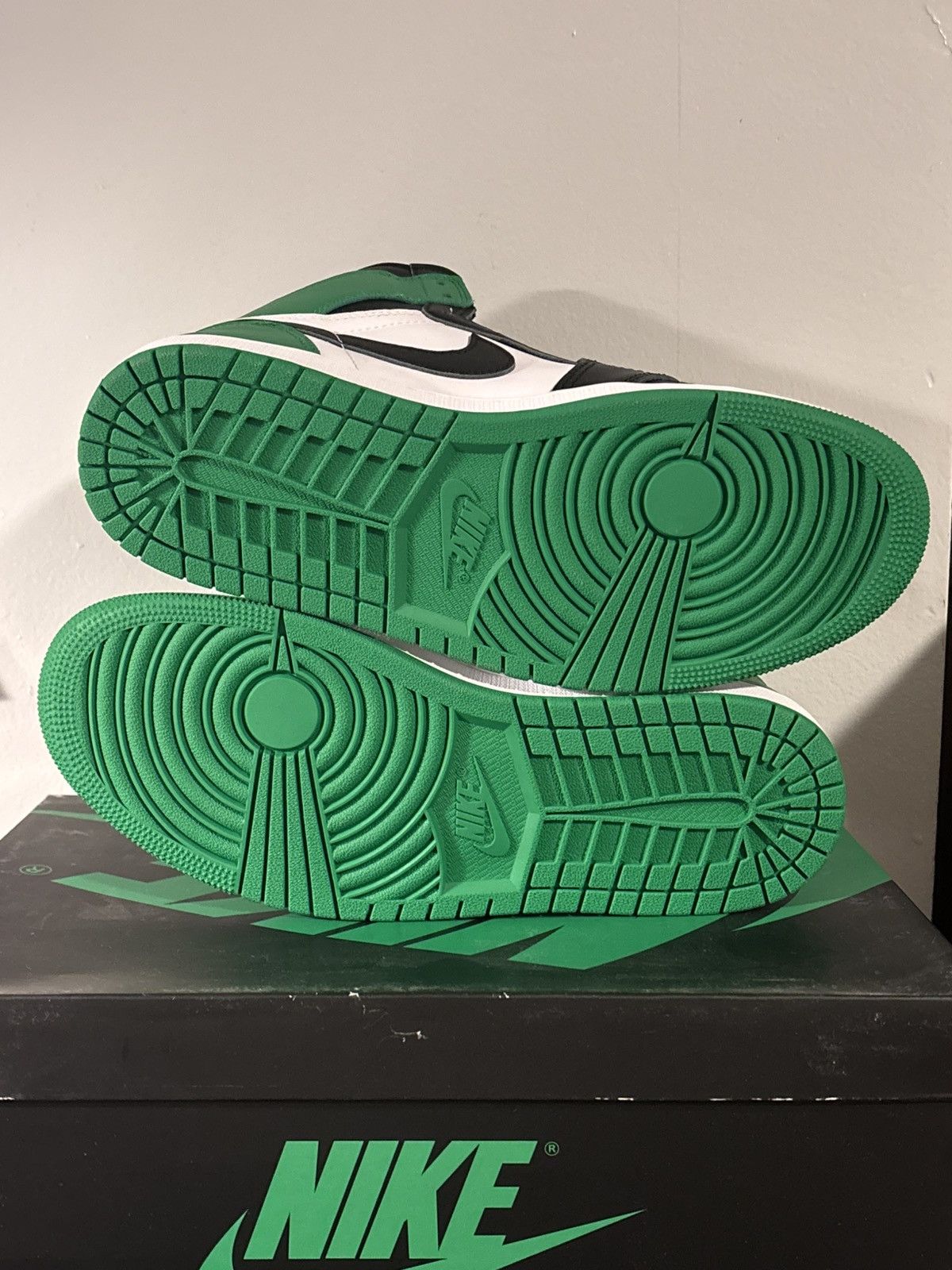 Jordan Brand Air Jordan 1 Retro High OG DZ5485-031 Green/White/Black Sz 9 Size US 9 / EU 42 - 6 Thumbnail