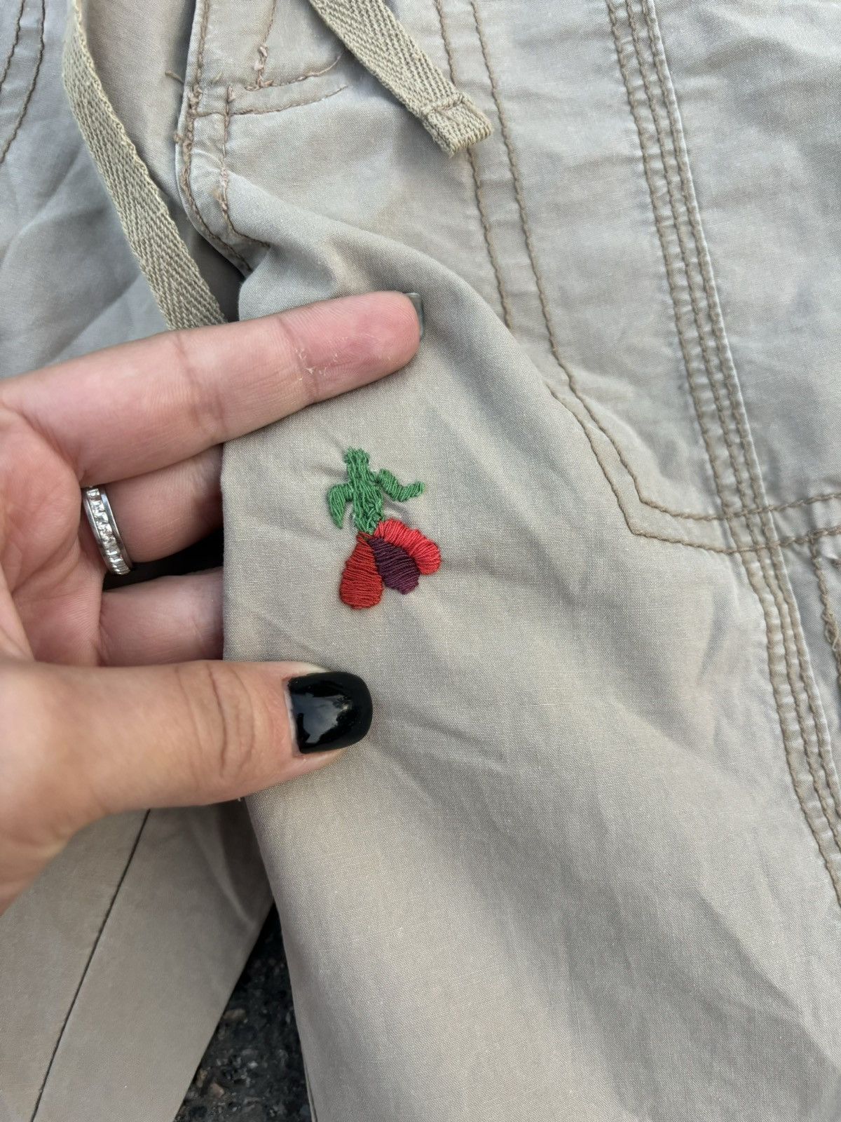 Designer × Vintage Vintage Y2K Express Beige Embroidery Floral Cargo Pants Size 25" / US 0 / IT 36 - 3 Thumbnail