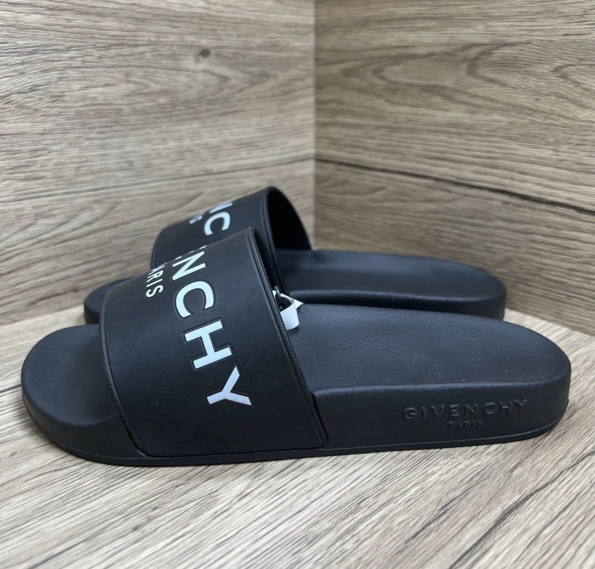 Givenchy Givenchy Black Printed Logo One-Strap Slippers J41 Size US 5 / IT 35 - 1 Thumbnail