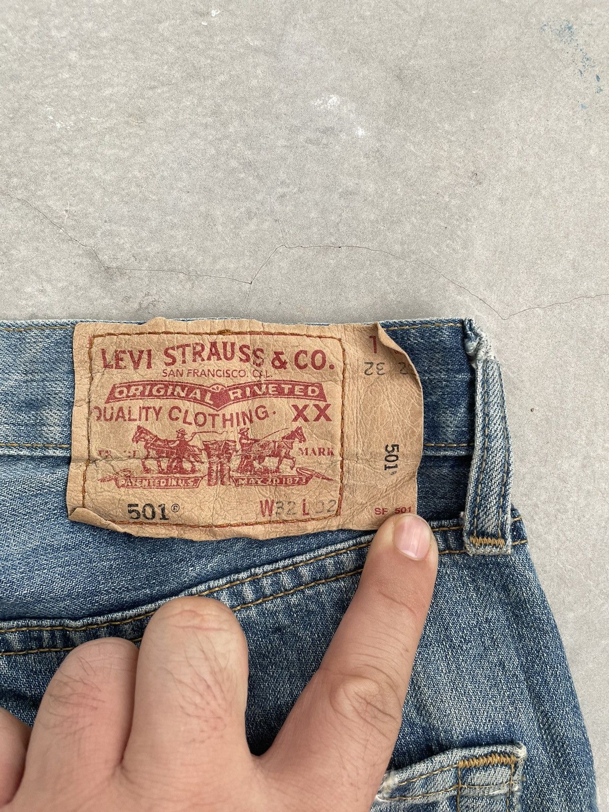 Levi's × Vintage LEVIS 501 VINTAGE JAPAN WELL WORN DENIM PANT Size US 32 / EU 48 - 16 Thumbnail