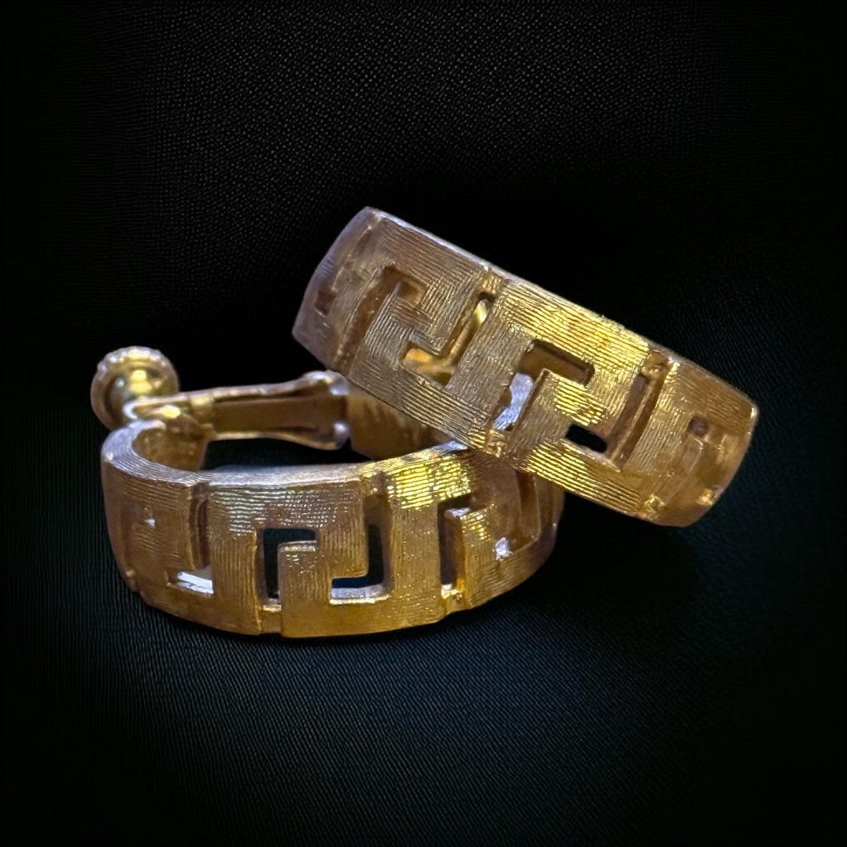 Vintage Vintage Napier gold tone Greek key screw back hoop earrings Size ONE SIZE - 1 Thumbnail