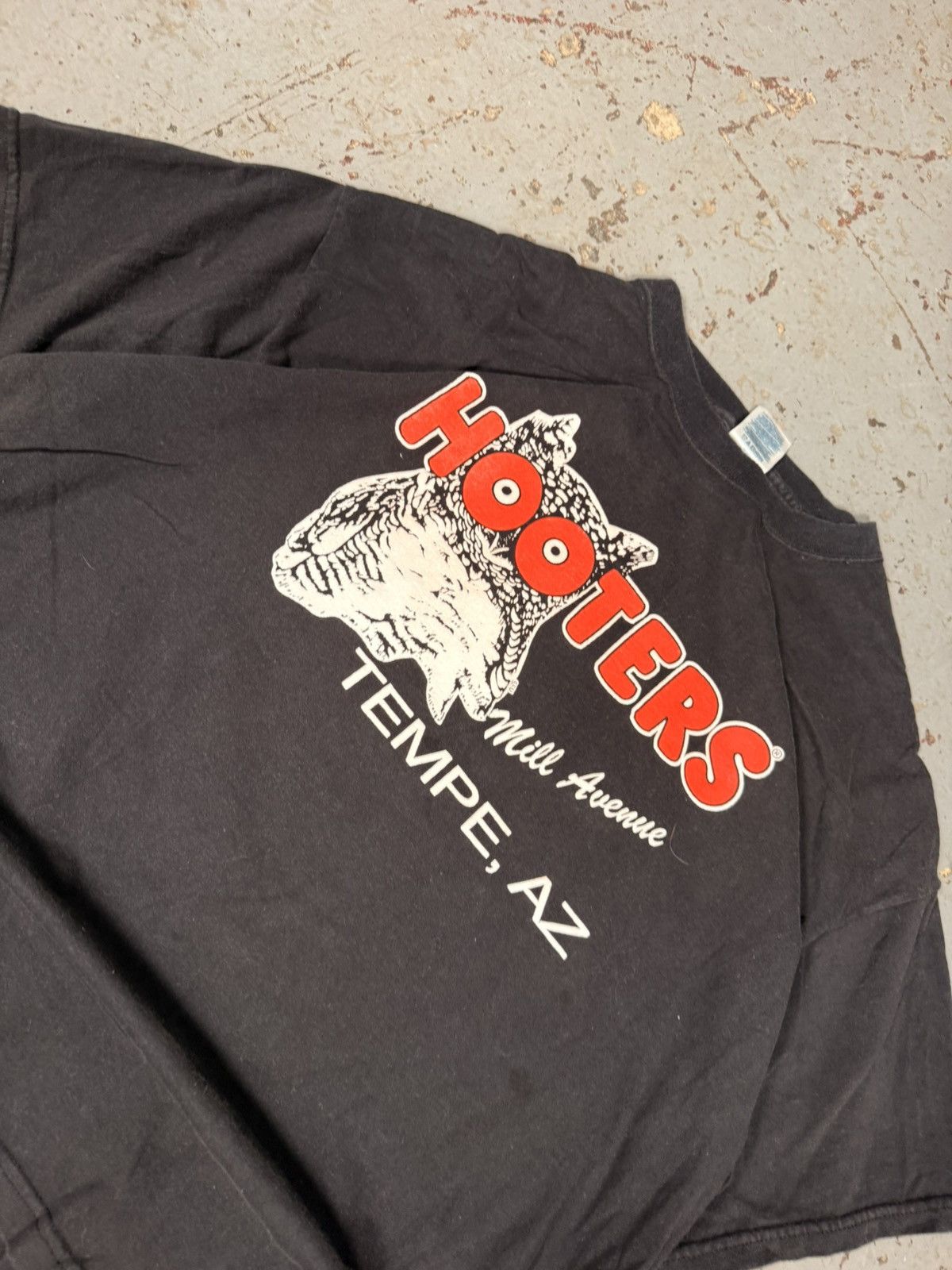 Vintage Vintage Hooters Tempe Arizona Tee Size US XL / EU 56 / 4 - 3 Thumbnail
