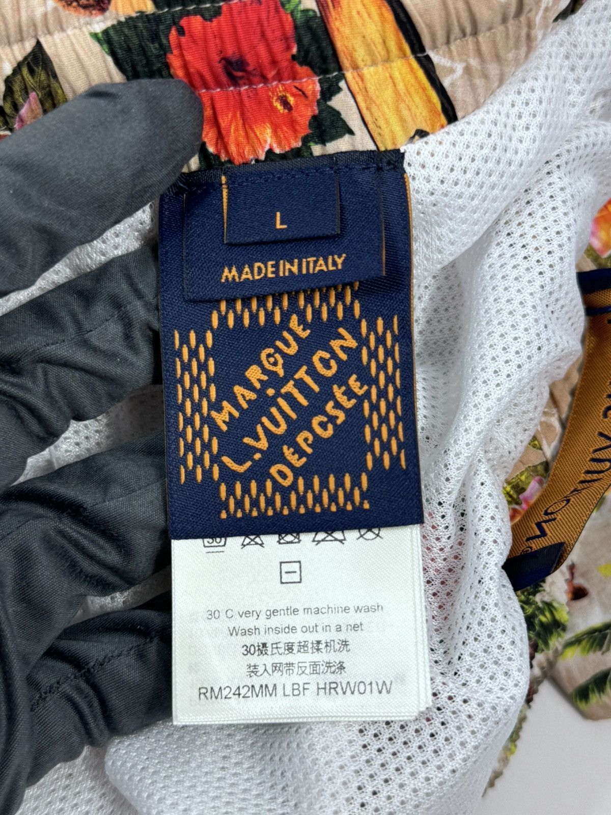 Louis Vuitton MONOGRAM PRINT SWIM SHORTS 1AFRNO Size US 34 / EU 50 - 6 Thumbnail