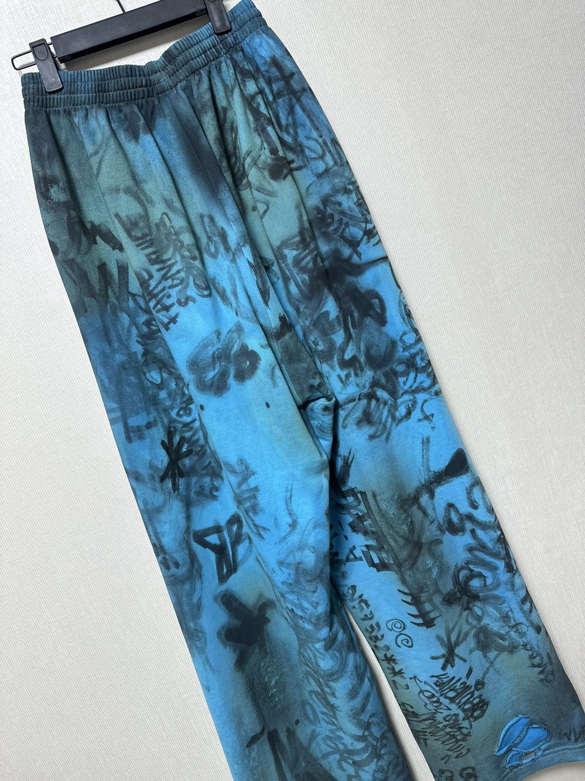 Balenciaga Balenciaga Skater Graffiti Sweatpants Blue Size US 32 / EU 48 - 5 Thumbnail