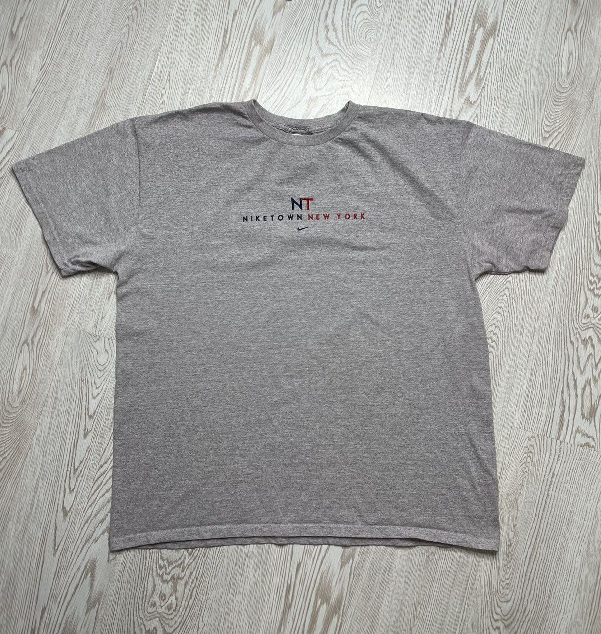 Nike Vintage 90s Nike Town New York Gray tee size Xl Size US XL / EU 56 / 4 - 1 Thumbnail