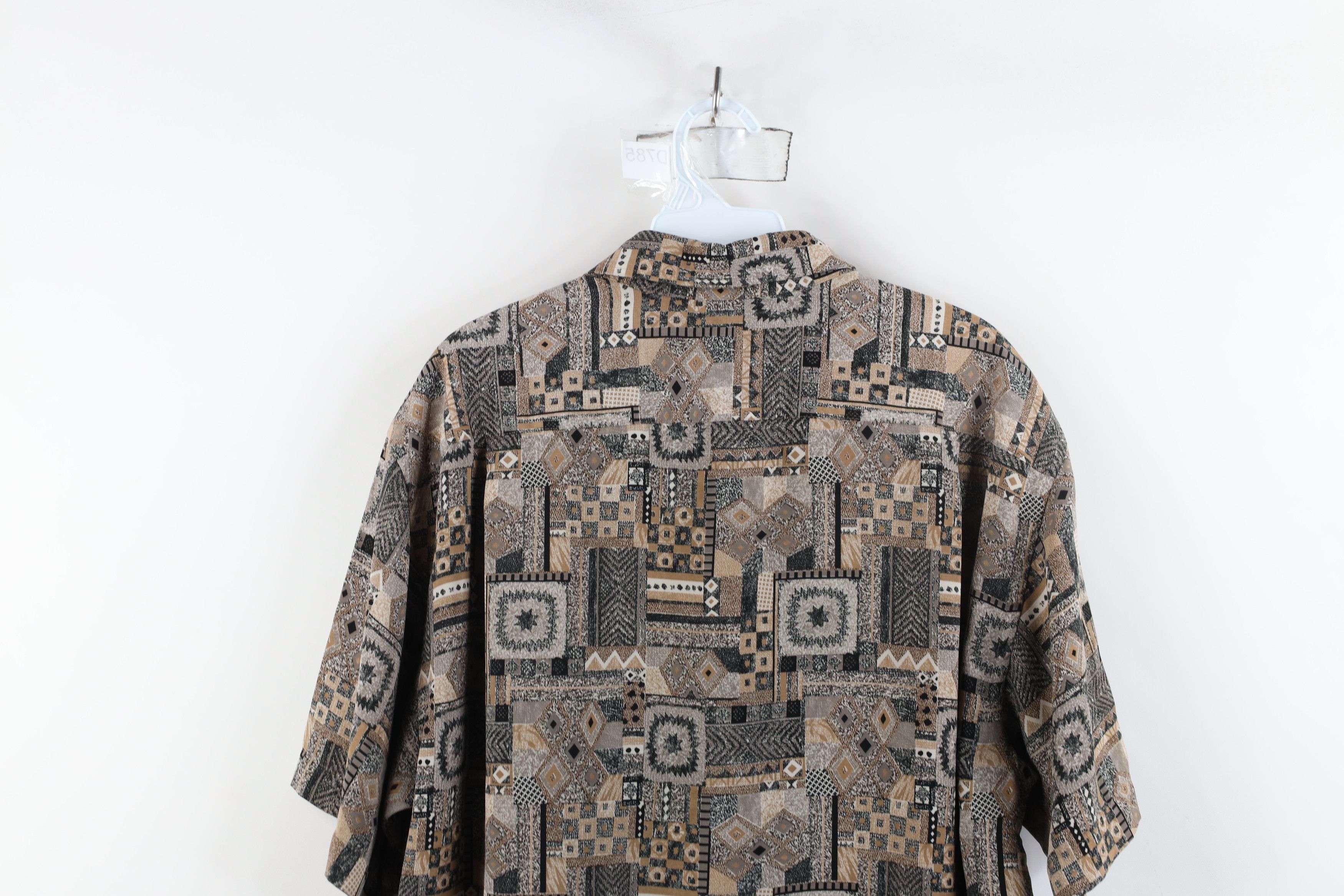 Vintage Vintage 90s Streetwear Geometric Collared Button Shirt Size US L / EU 52-54 / 3 - 9 Thumbnail