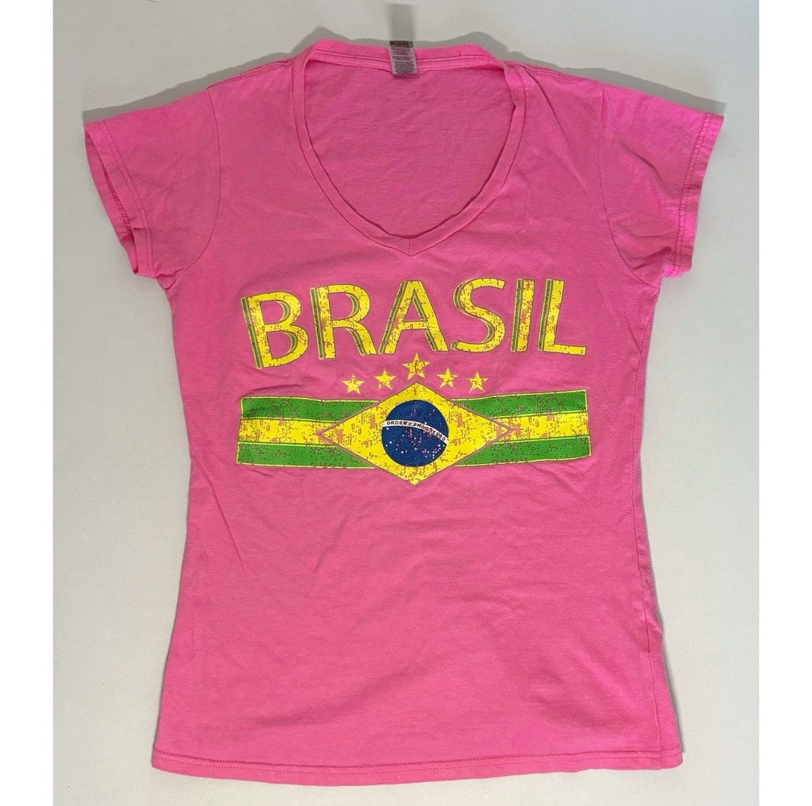 Gildan Pink ‘Brazil’ Flag V-Neck T-Shirt Top Blouse Tee Size S 🇧🇷✨ Size S / US 4 / IT 40 - 1 Thumbnail