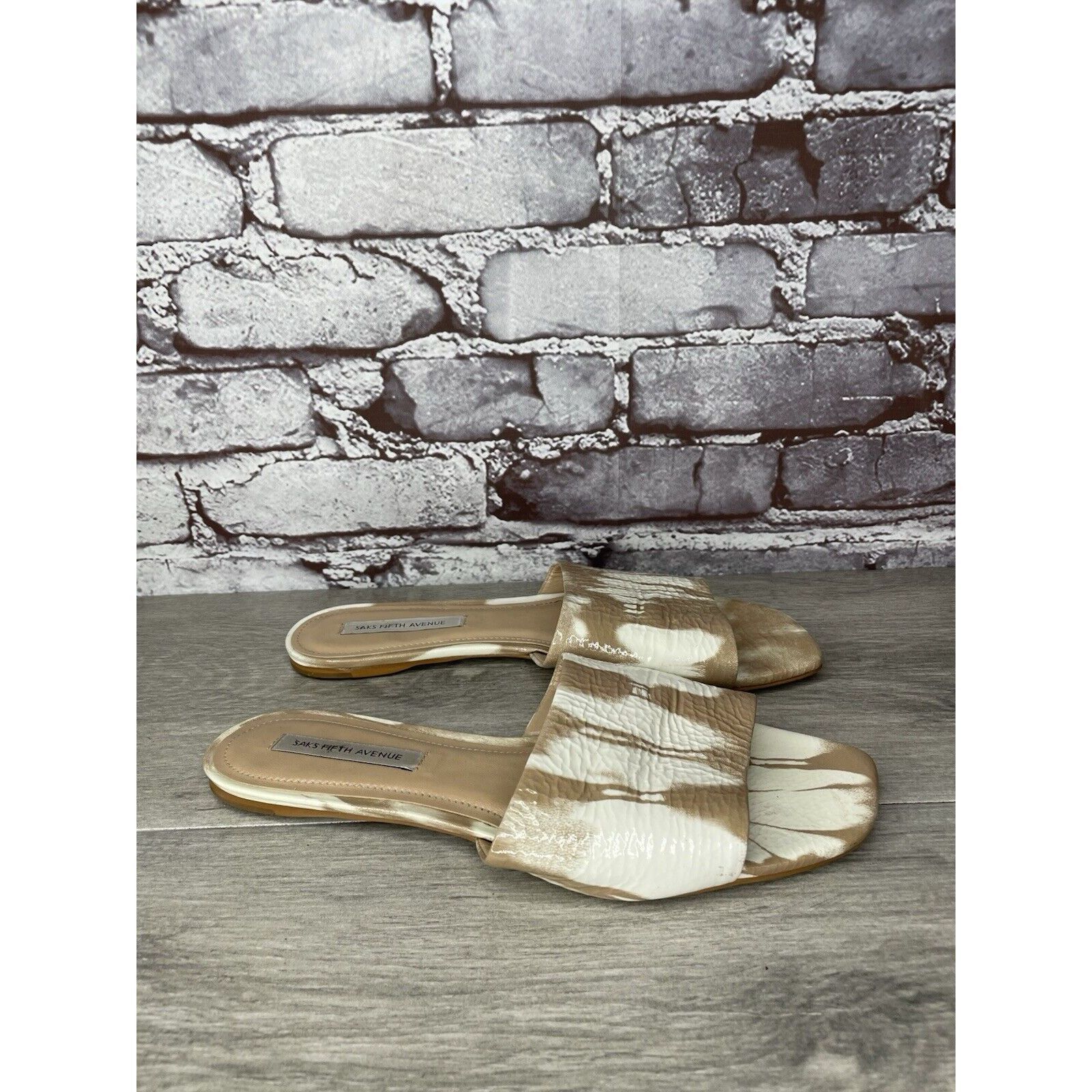 Saks Fifth Avenue Saks Fifth Avenue White Tan Patent Leather Slides Open Toe F Size US 9 / IT 39 - 3 Thumbnail