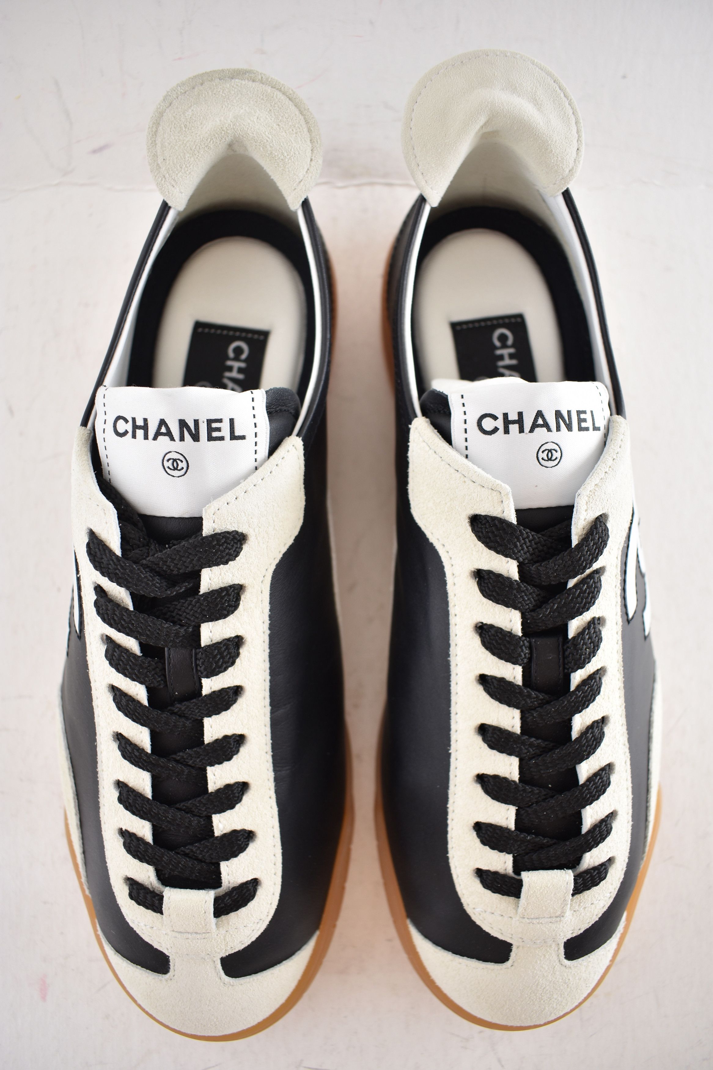 Chanel 26P White Leather Suede CC Logo Runner Trainer Sneaker 39 Size US 9 / IT 39 - 13 Thumbnail