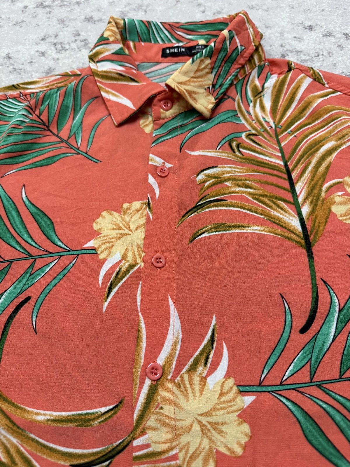 Shein SHEIN button up shirt with a tropical leaf and flower patern Size US S / EU 44-46 / 1 - 7 Thumbnail