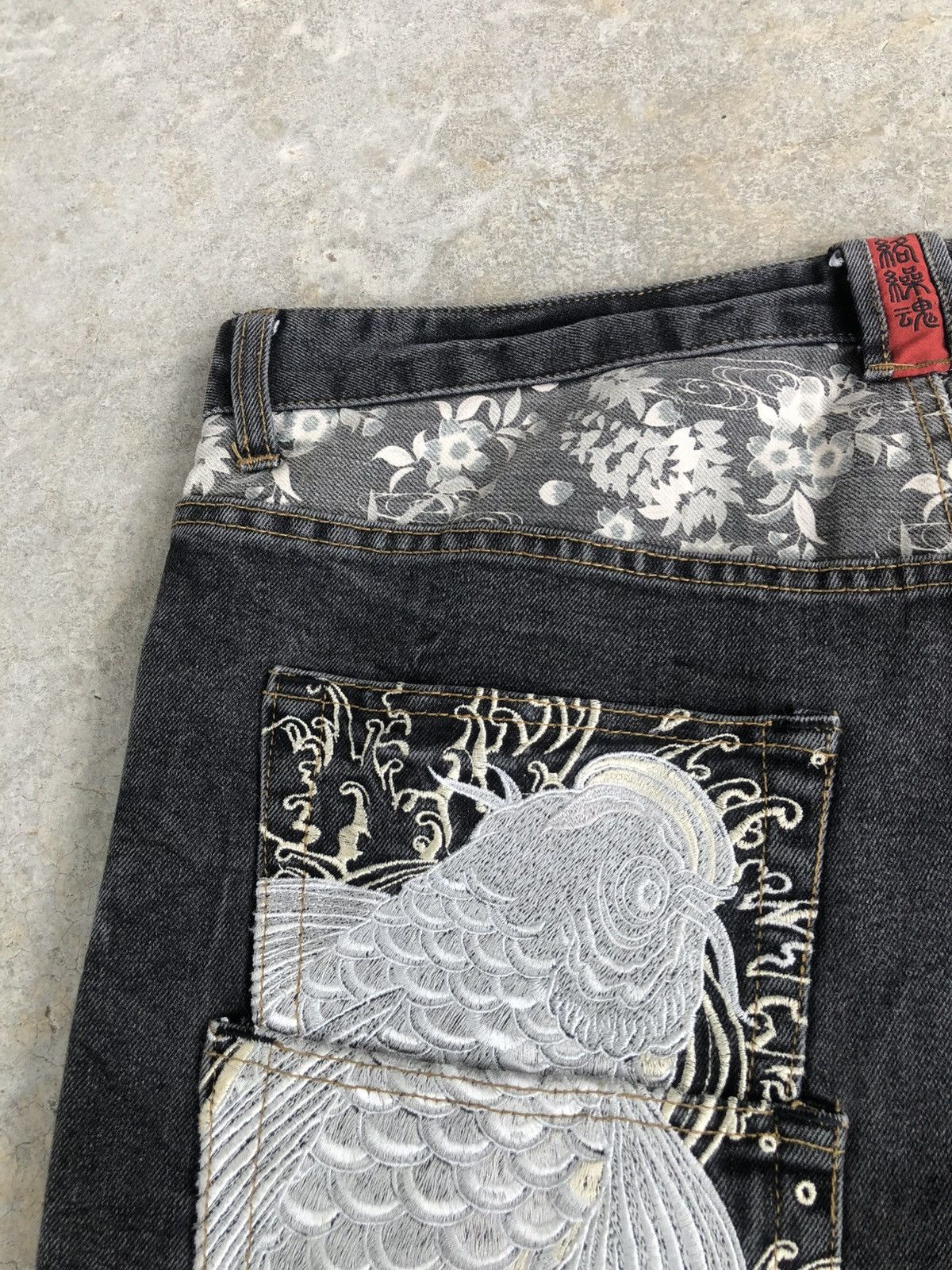 Karakuri Tamashii Karakuri Tamashii Embroidered Jeans Distressed Multipocket Size US 37 - 16 Thumbnail