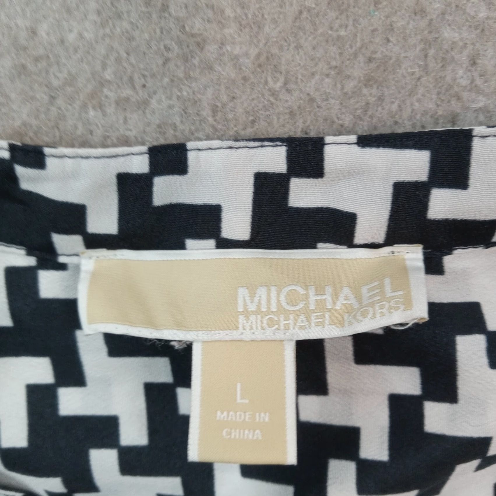 Michael Kors Michael Kors Blouse Womens Large Black White Long Sleeve Pullover V-Neck Casual Polyester Size L / US 10 / IT 46 - 5 Thumbnail