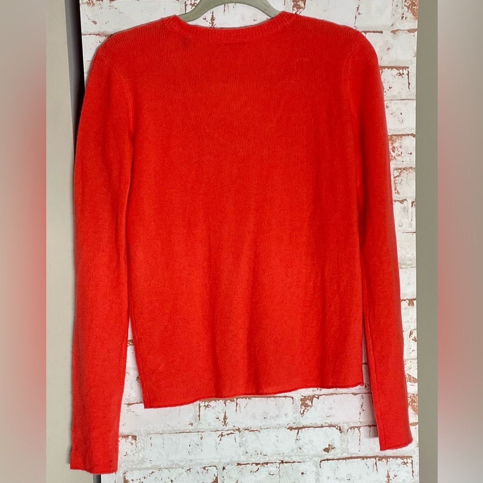 Aritzia Aritzia Cashmere Bright Red V-Neck Sweater Size M / US 6-8 / IT 42-44 - 2 Thumbnail