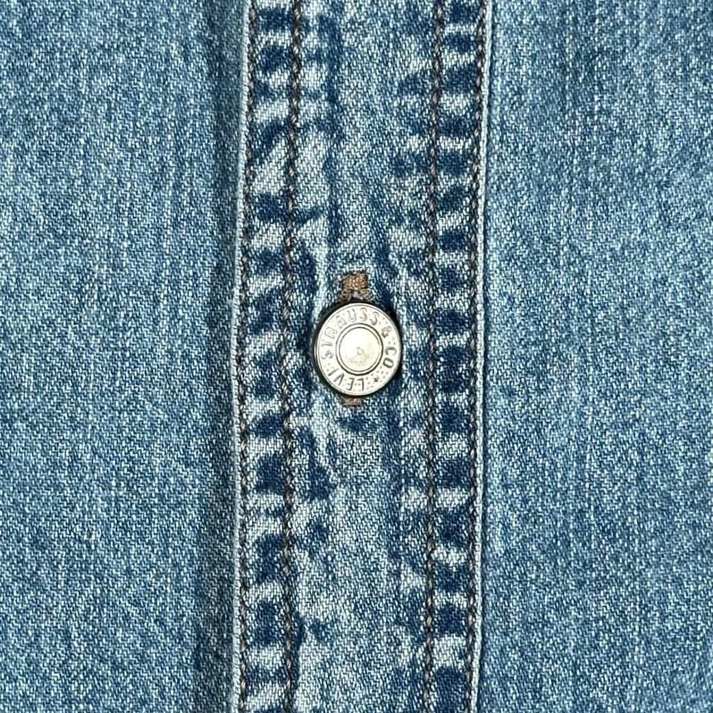 Levi's VINTAGE Levi's Shirt Levi's Denim Shirt Adult Large Light Blue 90s Size US L / EU 52-54 / 3 - 4 Thumbnail