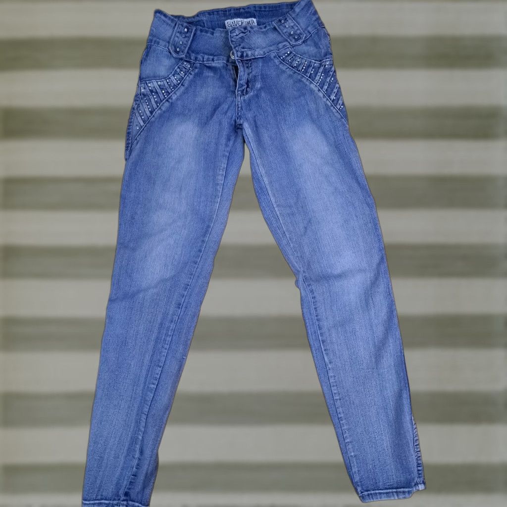 Silver Diva Jeans Women Size 9 Embroidered Blue Medium Straight Distressed? (Oops: avoid adding).