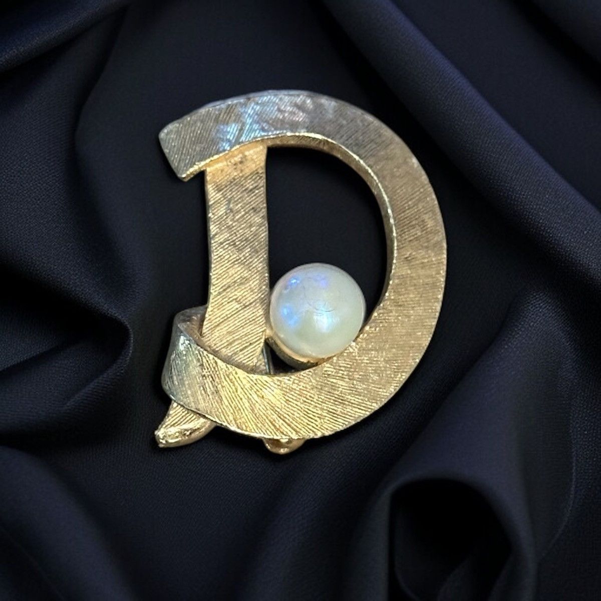 Other × Vintage Vintage Richelieu gold tone letter D pearl accent brooch Size ONE SIZE - 1 Thumbnail