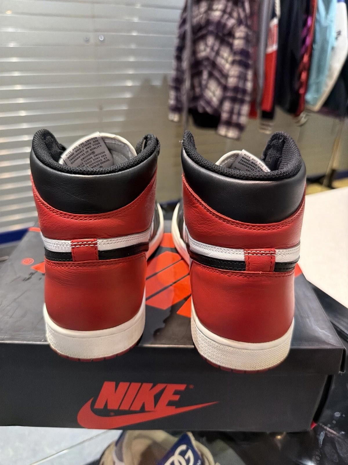 Jordan Brand Nike Air Jordan 1 Retro Black Toe Leather US 8.5 Men's Size US 8.5 / EU 41-42 - 6 Thumbnail