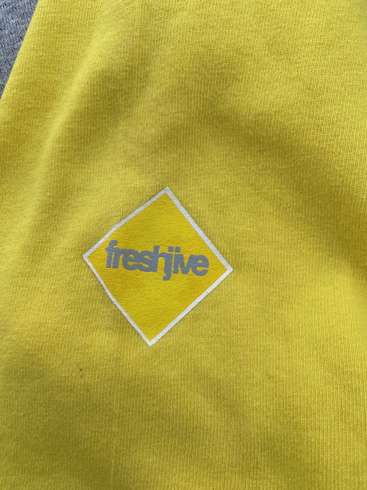 Freshjive Rare Vintage 90s Freshjive Centre Logo Tshirt Size US L / EU 52-54 / 3 - 15 Thumbnail