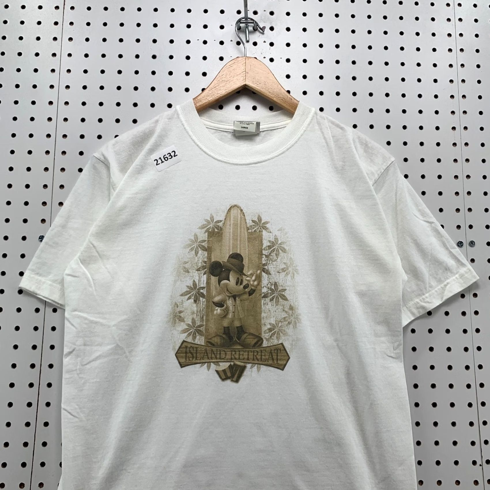 Disney VINTAGE Disney Island Retreat T-Shirt Unisex Adults Large White Mickey Mouse Surfer 19.5x26.5 Size US L / EU 52-54 / 3 - 2 Thumbnail