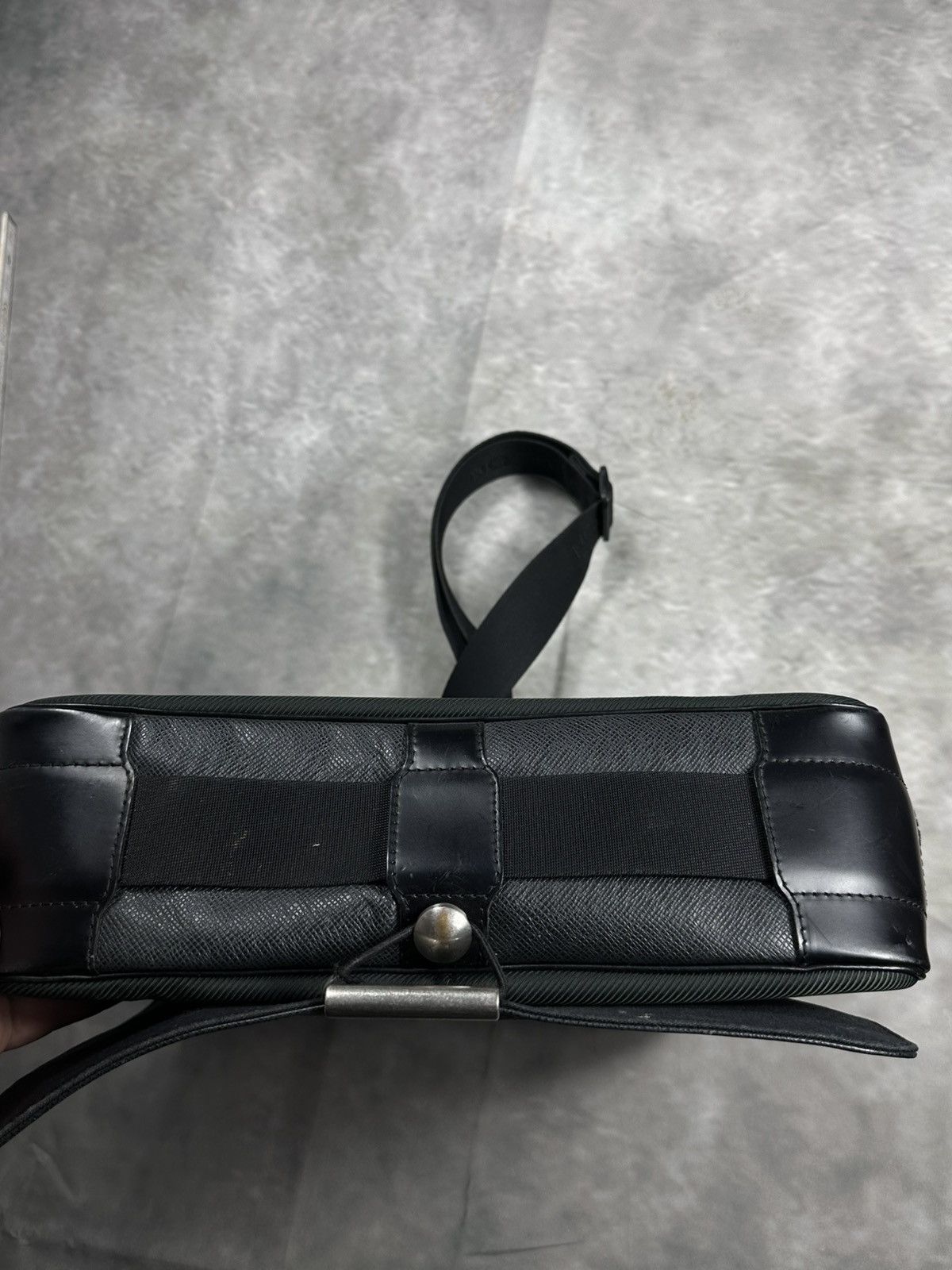 Louis Vuitton Louis Vuitton shoulder bag taiga viktor messenger Size ONE SIZE - 11 Thumbnail