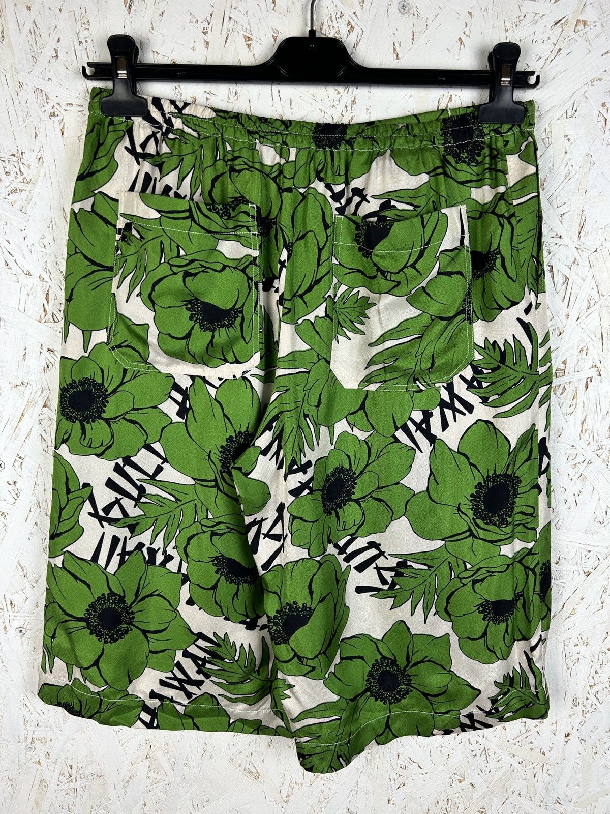 Gucci BNWT Gucci Poppy Flower Hawaii Print Silk Shorts Size 46 Size US 30 / EU 46 - 7 Thumbnail