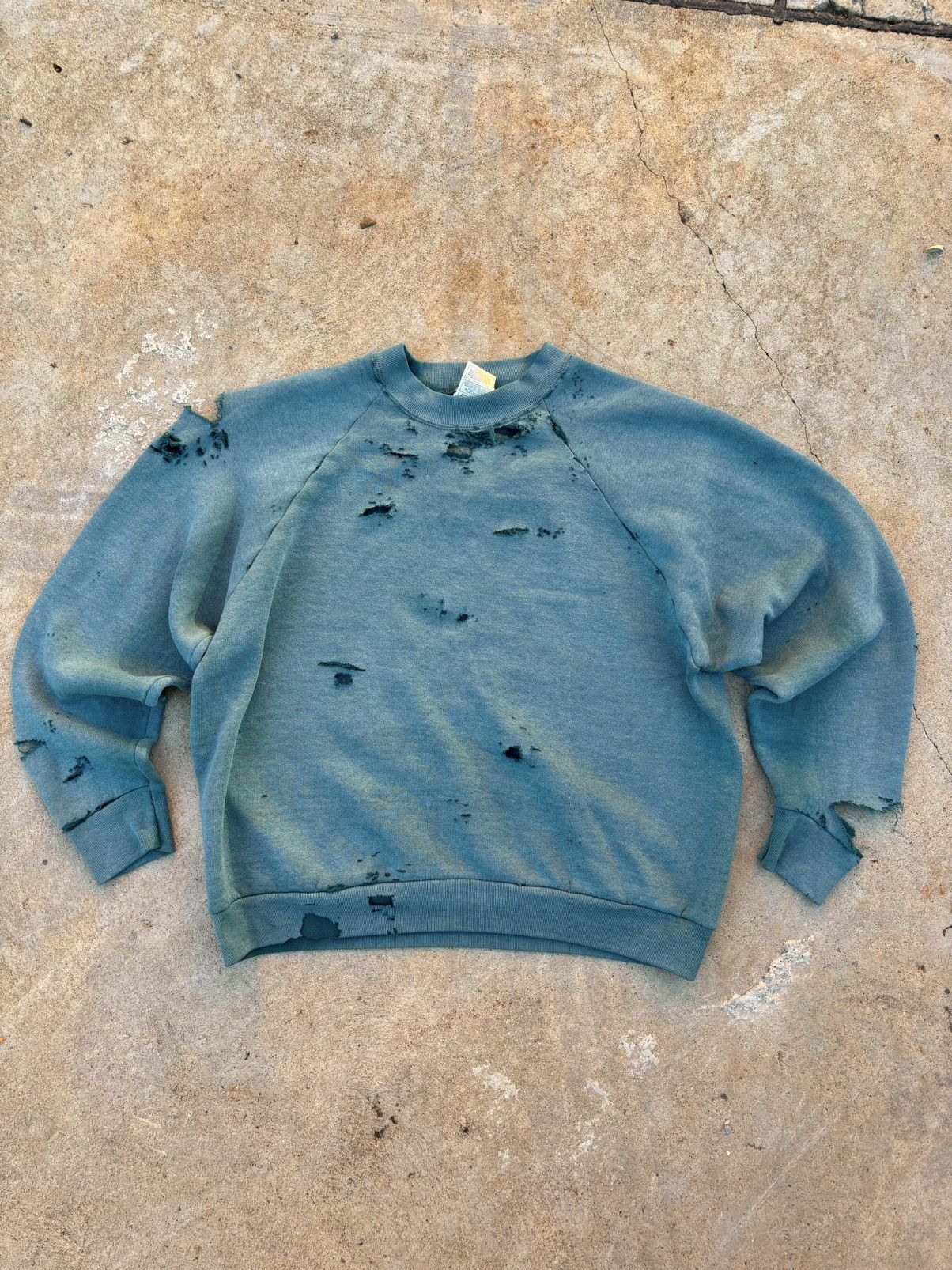 Vintage Thrashed Fruit Of The Loom Sweatshirt Size US L / EU 52-54 / 3 - 1 Thumbnail
