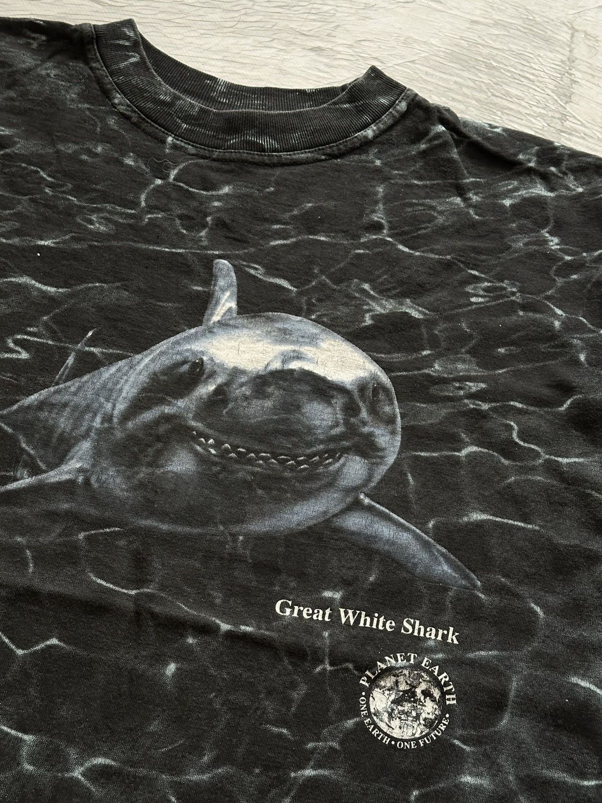 Vintage Vintage Planet Earth Great White Shark full print Tee Size US XL / EU 56 / 4 - 2 Thumbnail