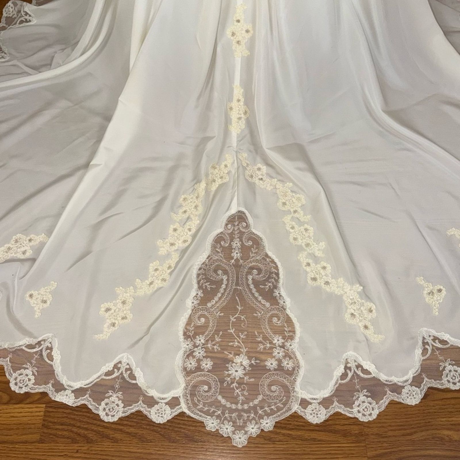 Vintage Beautiful Vintage 1980 Ivory Beaded Long Sleeve Wedding Gown Size M / US 6-8 / IT 42-44 - 11 Thumbnail