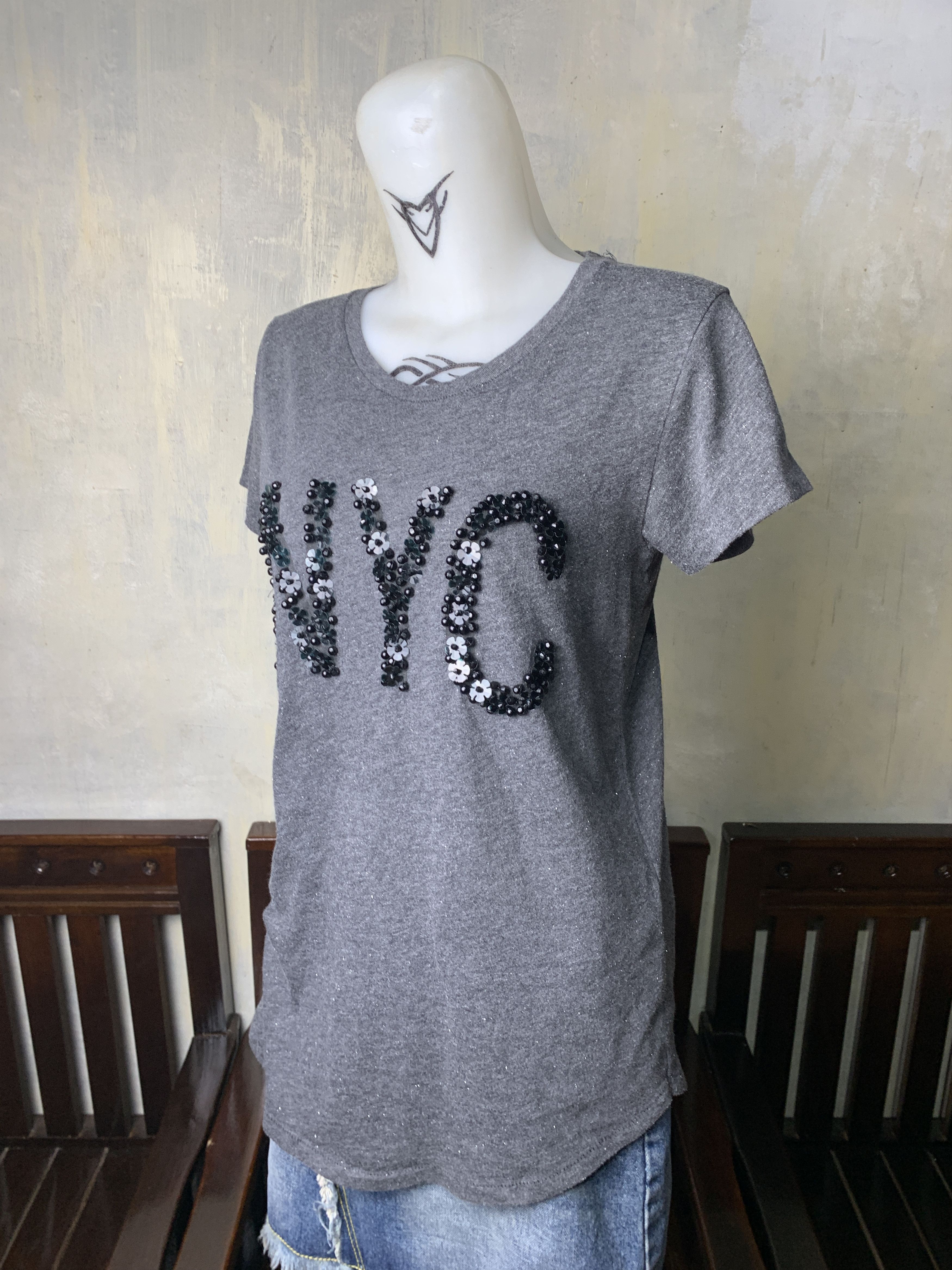 Abercrombie & Fitch Abercrombie & Fitch Gray Glitter Beady Tee (S) Size S / US 4 / IT 40 - 2 Thumbnail