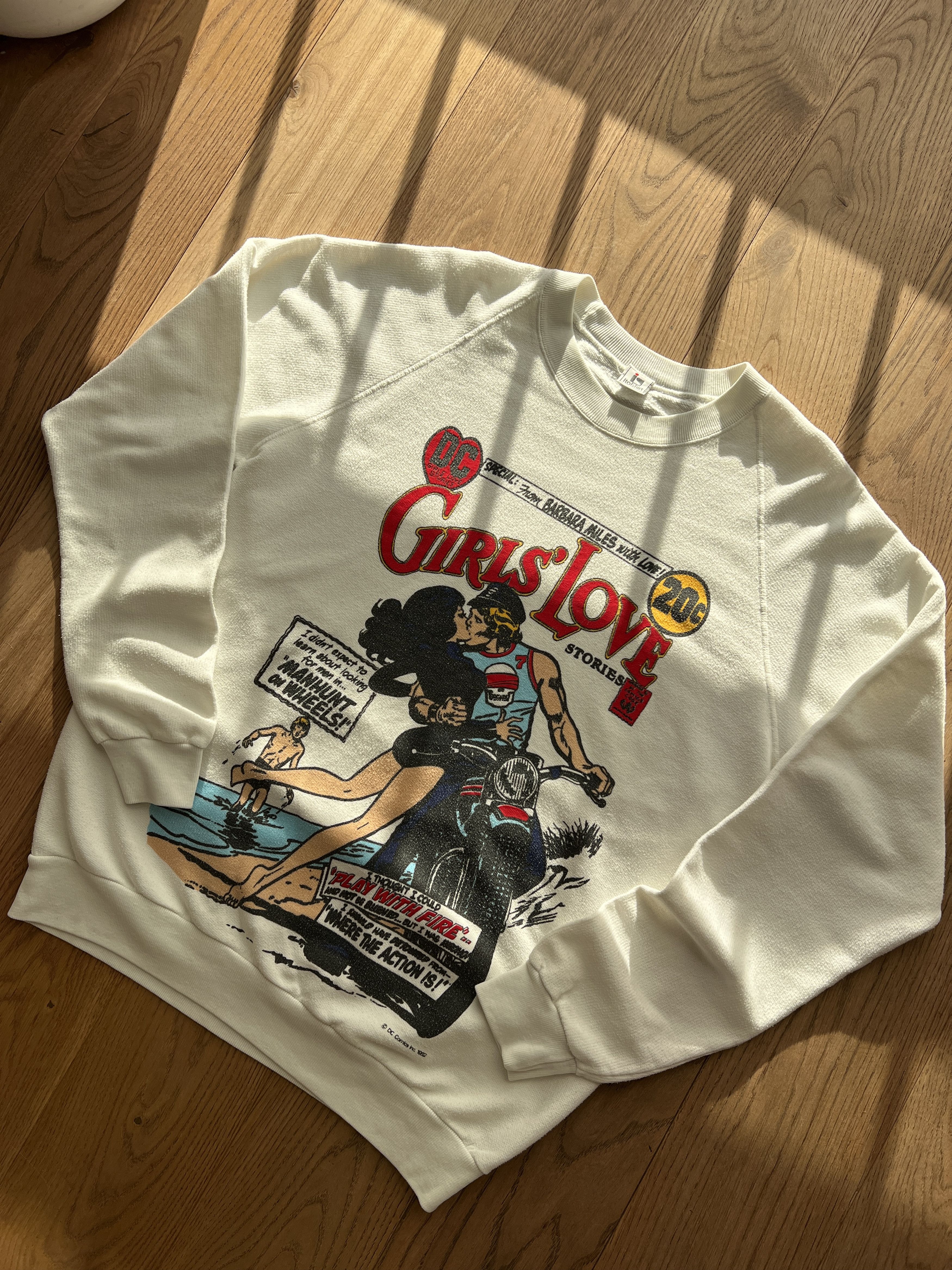 DC Comics Very rare! 1982 DC Comics Girls love stories sweatshirt Size US M / EU 48-50 / 2 - 6 Thumbnail