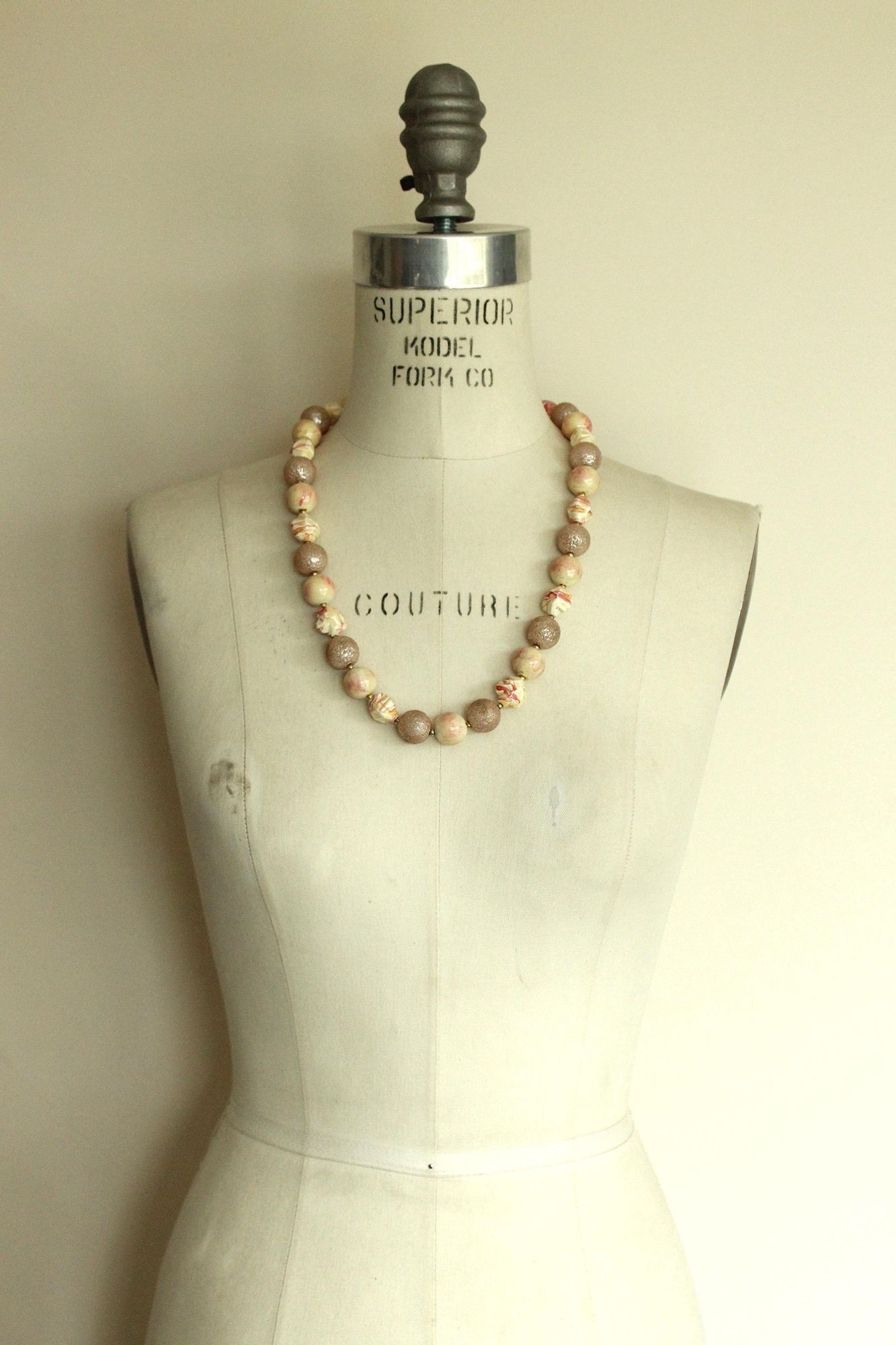 Vintage Vintage 1960s Necklace, Pink and White Large Beads with Gold Size ONE SIZE - 2 Thumbnail