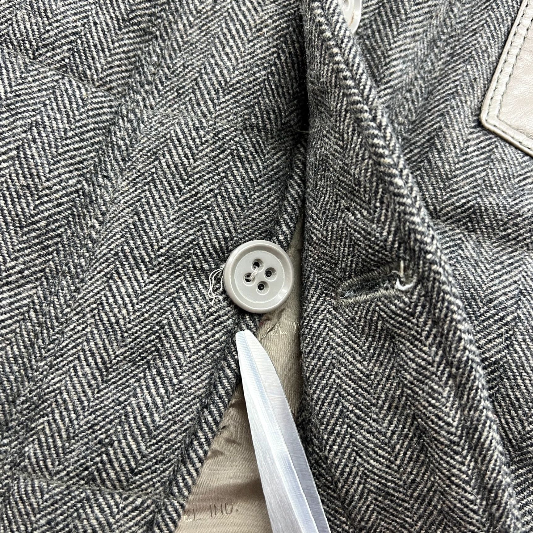 Diesel VINTAGE Diesel Herringbone Wool Jacket Mens Large Gray Buttons Leather Pocket Jacket Mens Large Gray Diesel Herringbone Wool-UI Size US L / EU 52-54 / 3 - 3 Thumbnail