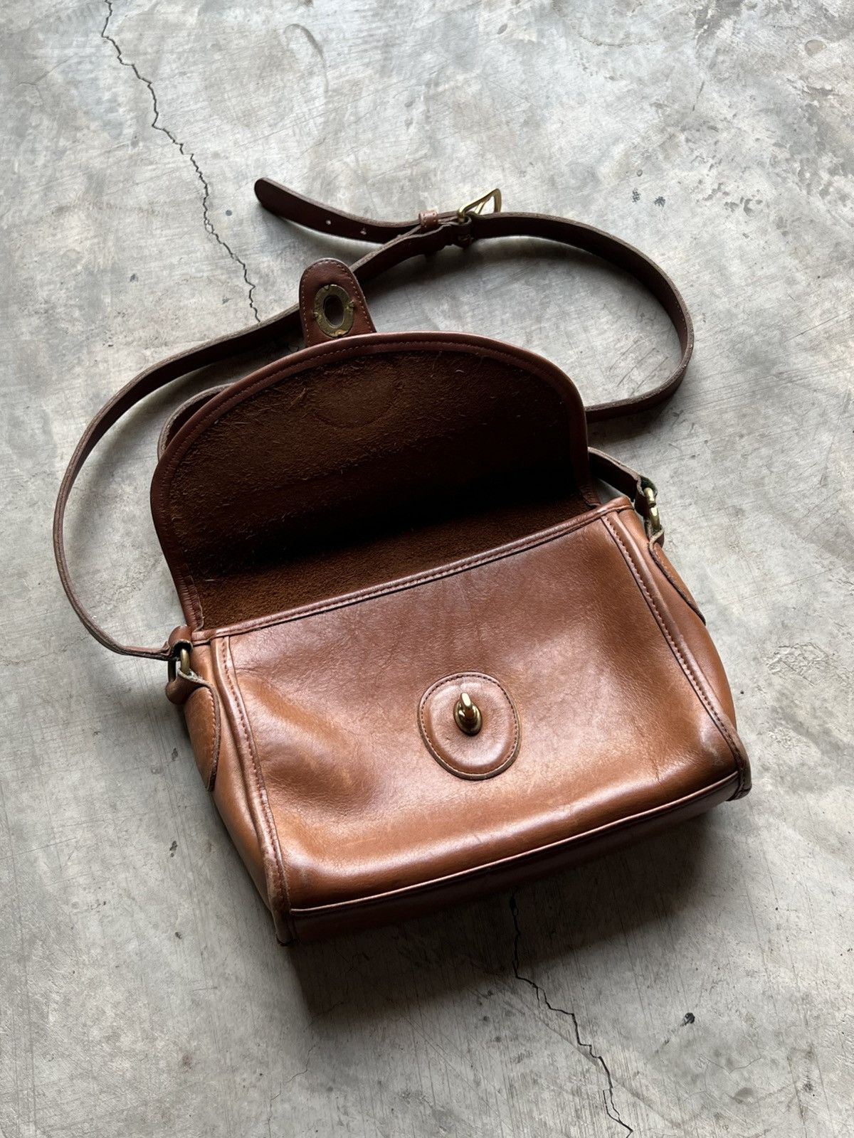 Coach Vintage Coach Willis British Tan Leather Bag Size ONE SIZE - 8 Thumbnail