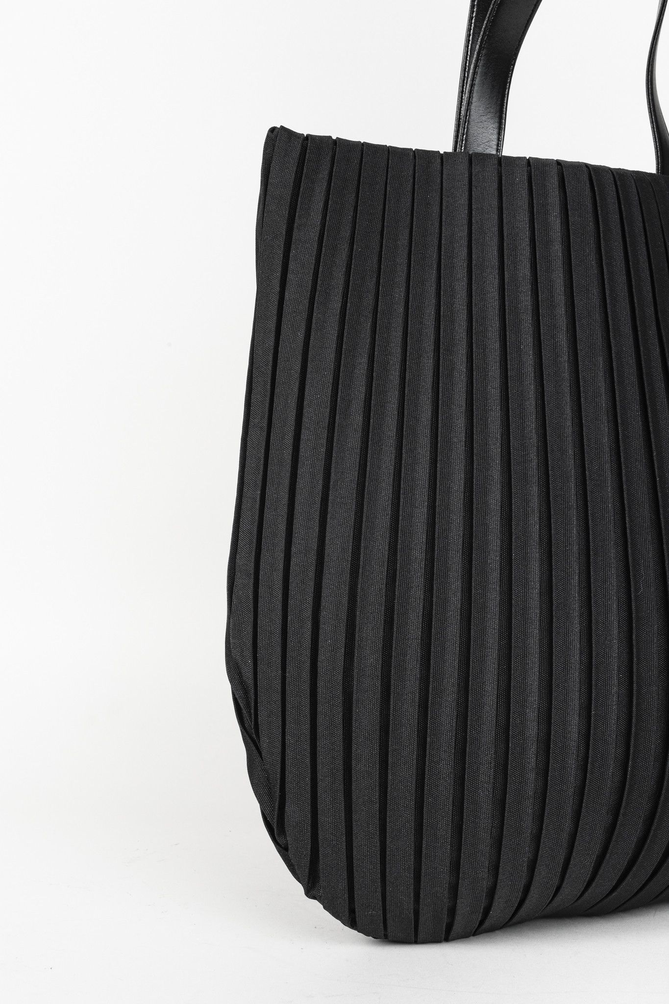 Issey Miyake Issey Miyake Pleats Please Black U Tote Bag Size ONE SIZE - 8 Thumbnail
