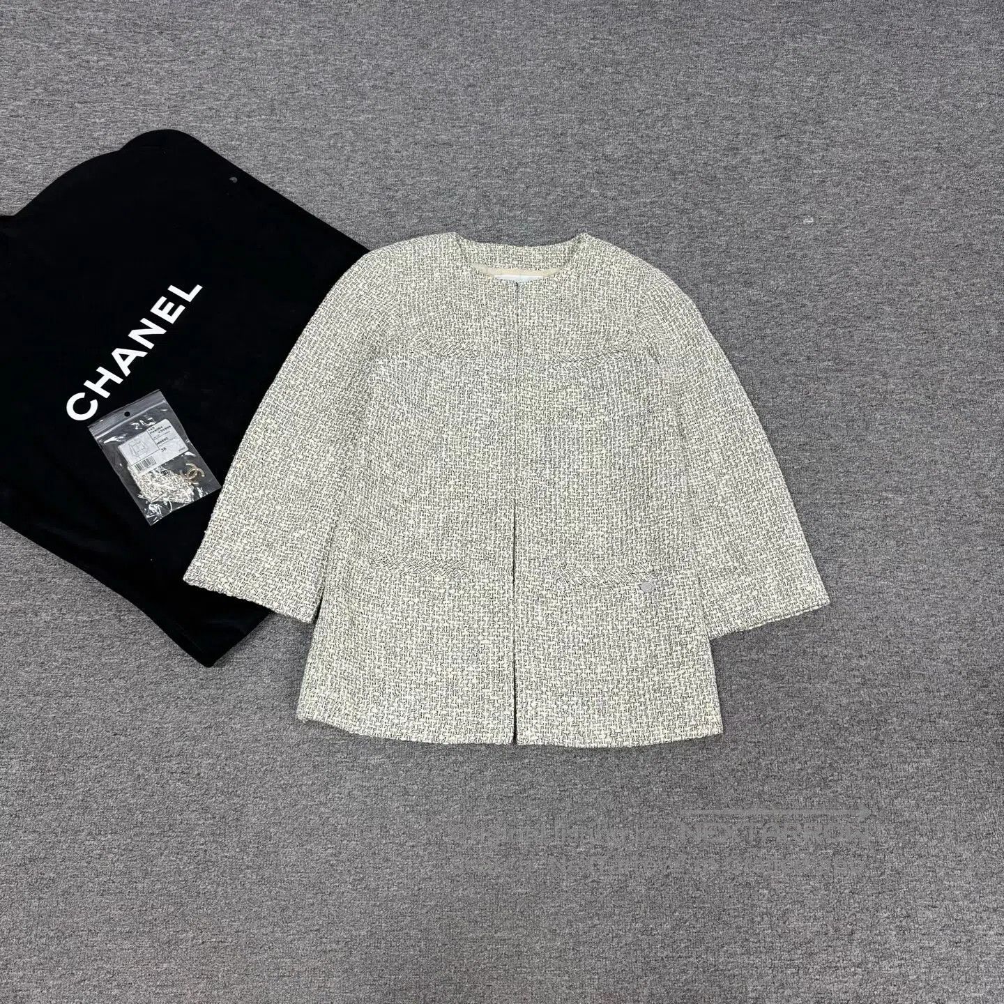Chanel Chanel Off-white coarse woolen cardigan jacket, collarless Size S / US 4 / IT 40 - 1 Thumbnail