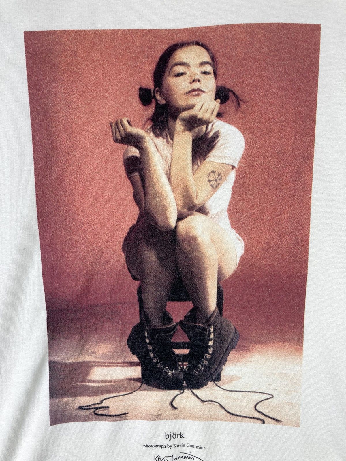 Band Tees Vintage Björk By Kevin Cummins Iconic Photographs T-Shirt Size US XL / EU 56 / 4 - 4 Thumbnail
